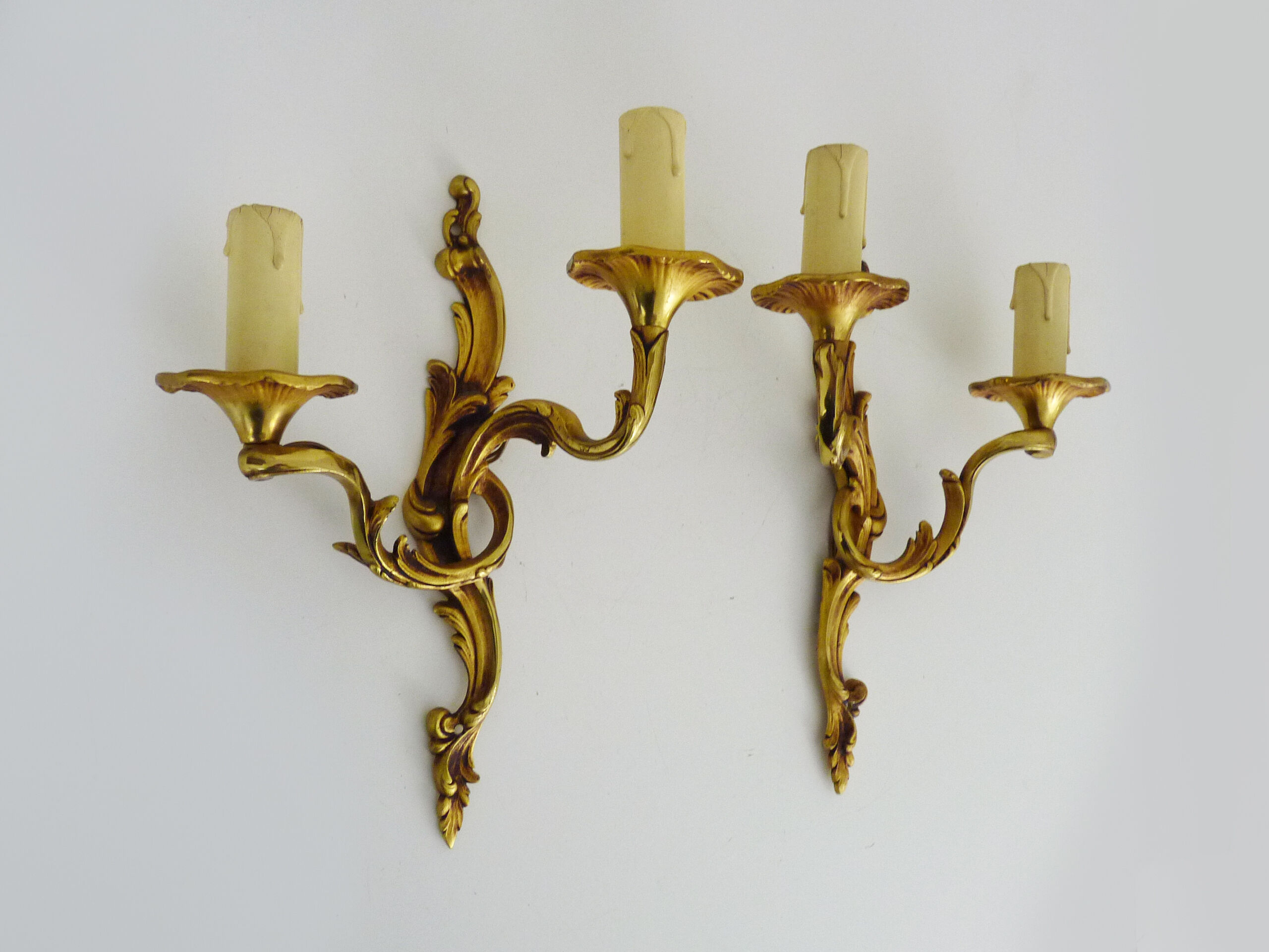 Paire d'appliques murales vintage à double feux en bronze ou laiton, feuille d'acanthes. Année 60