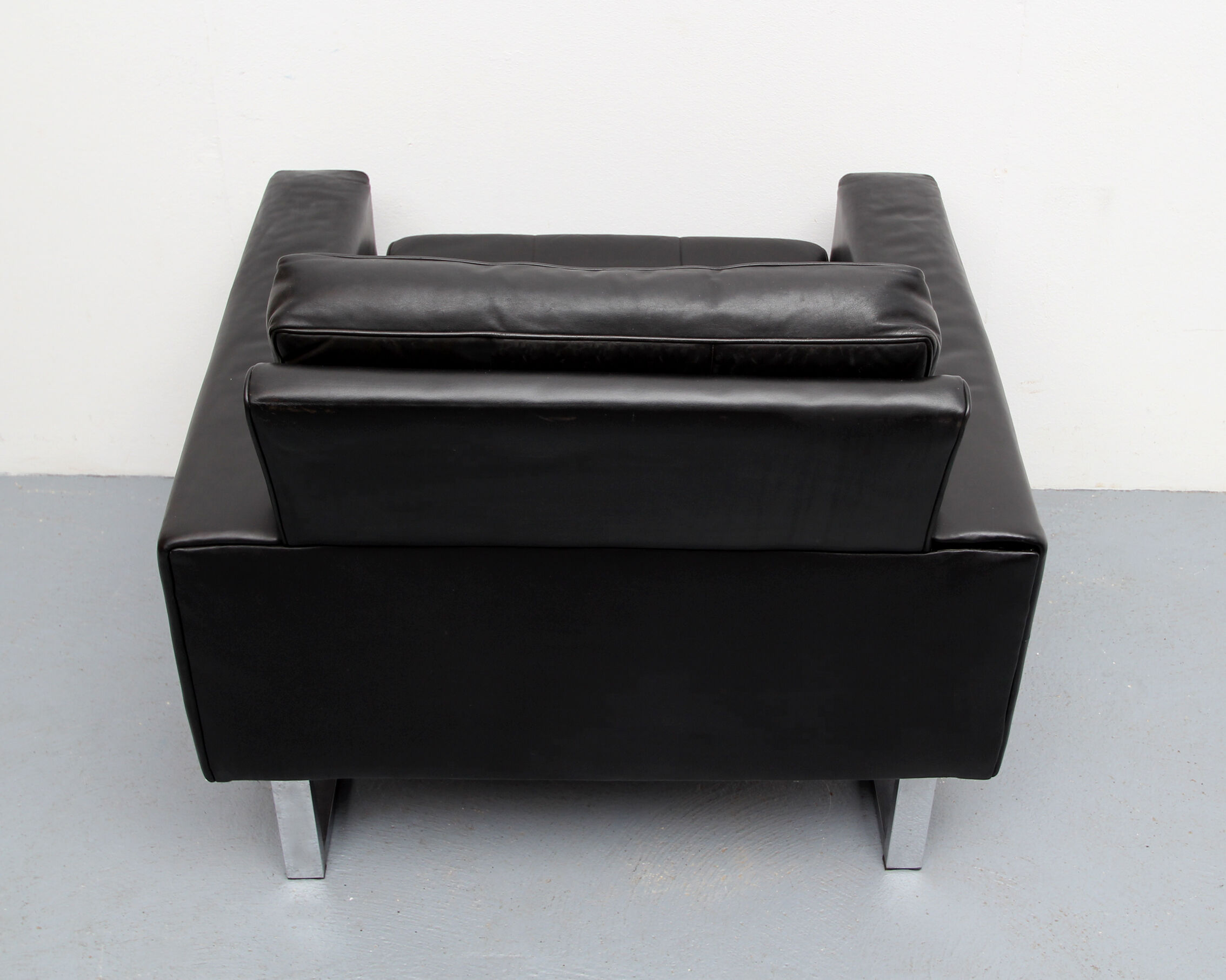 Fauteuil en cuir des années 1970 avec pieds chromés