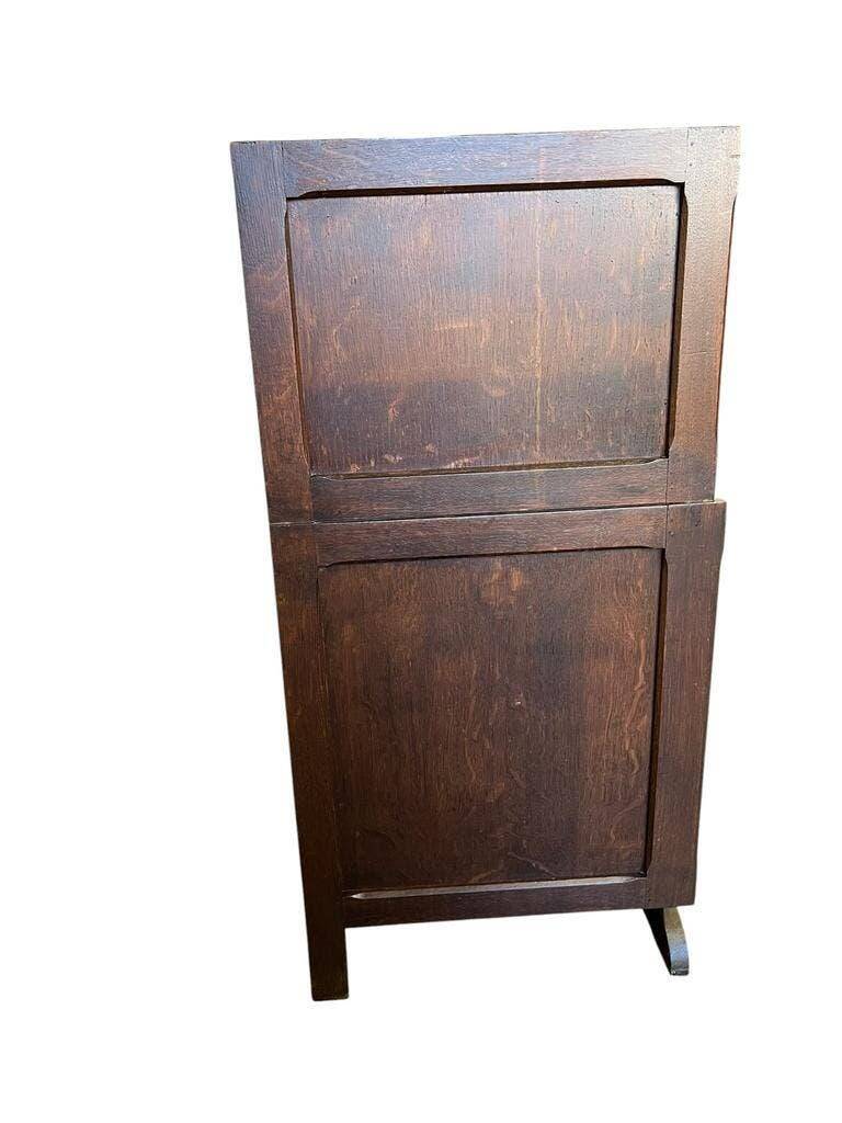 Armoire vitrine en bois vintage avec accent art déco