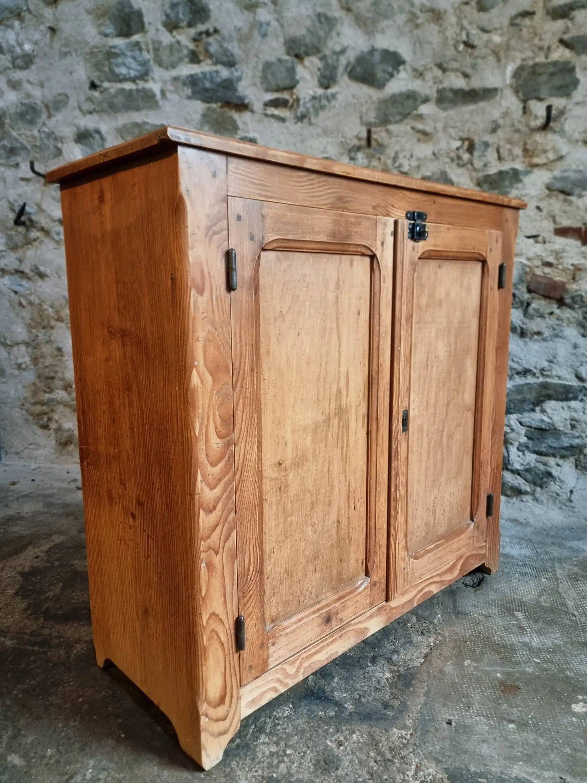 Buffet ancien français en pin, début du XXe siècle