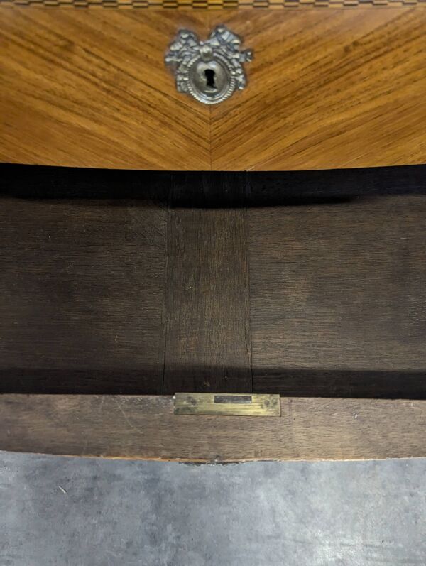 Commode en marqueterie de style transition