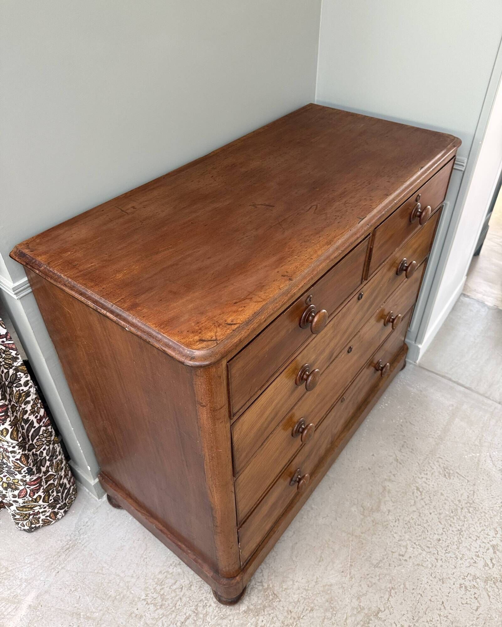 Large Victorian English mahogany chest of drawers (renovated)