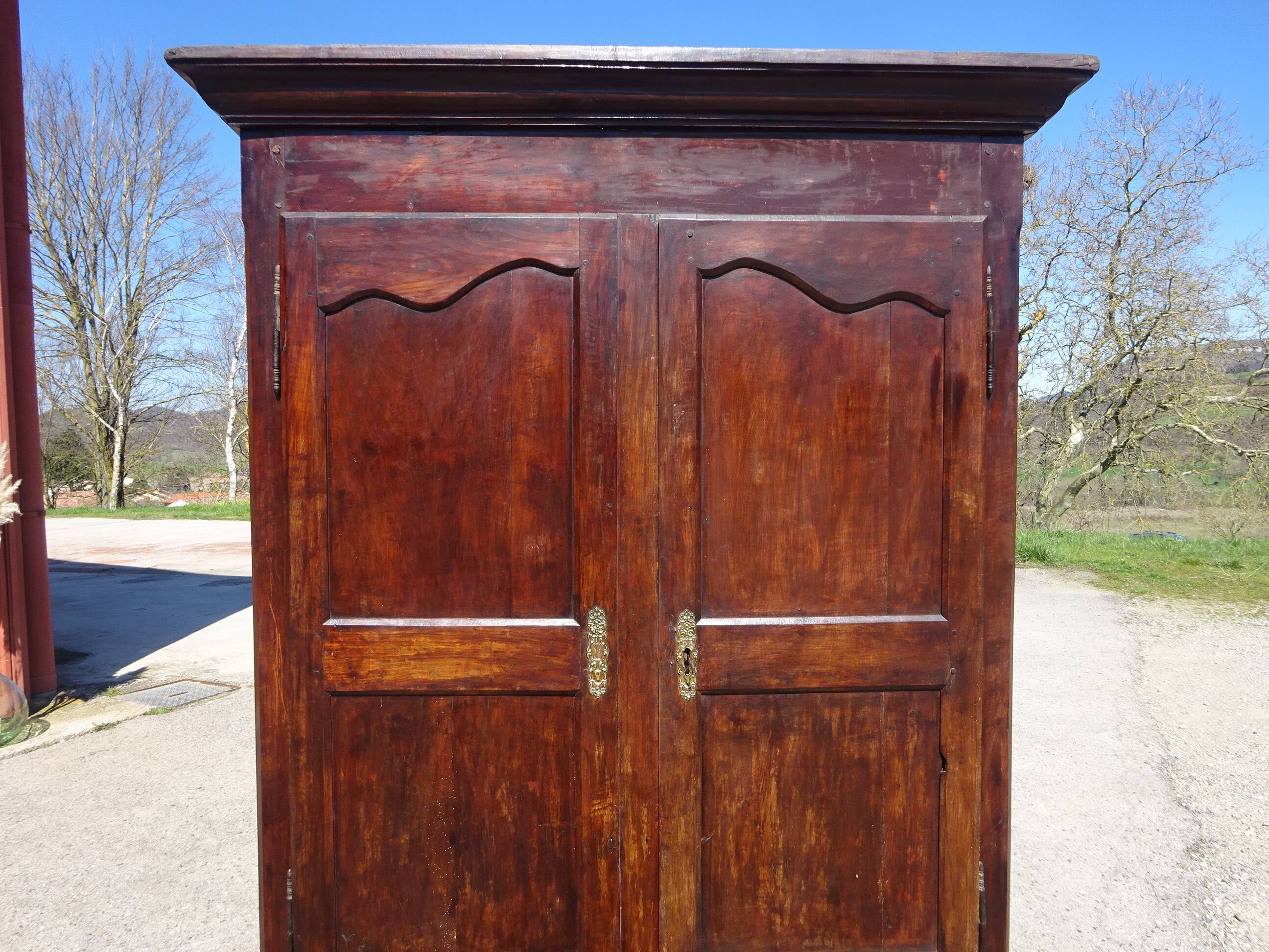 Armoire Louis Philippe en noyer massif