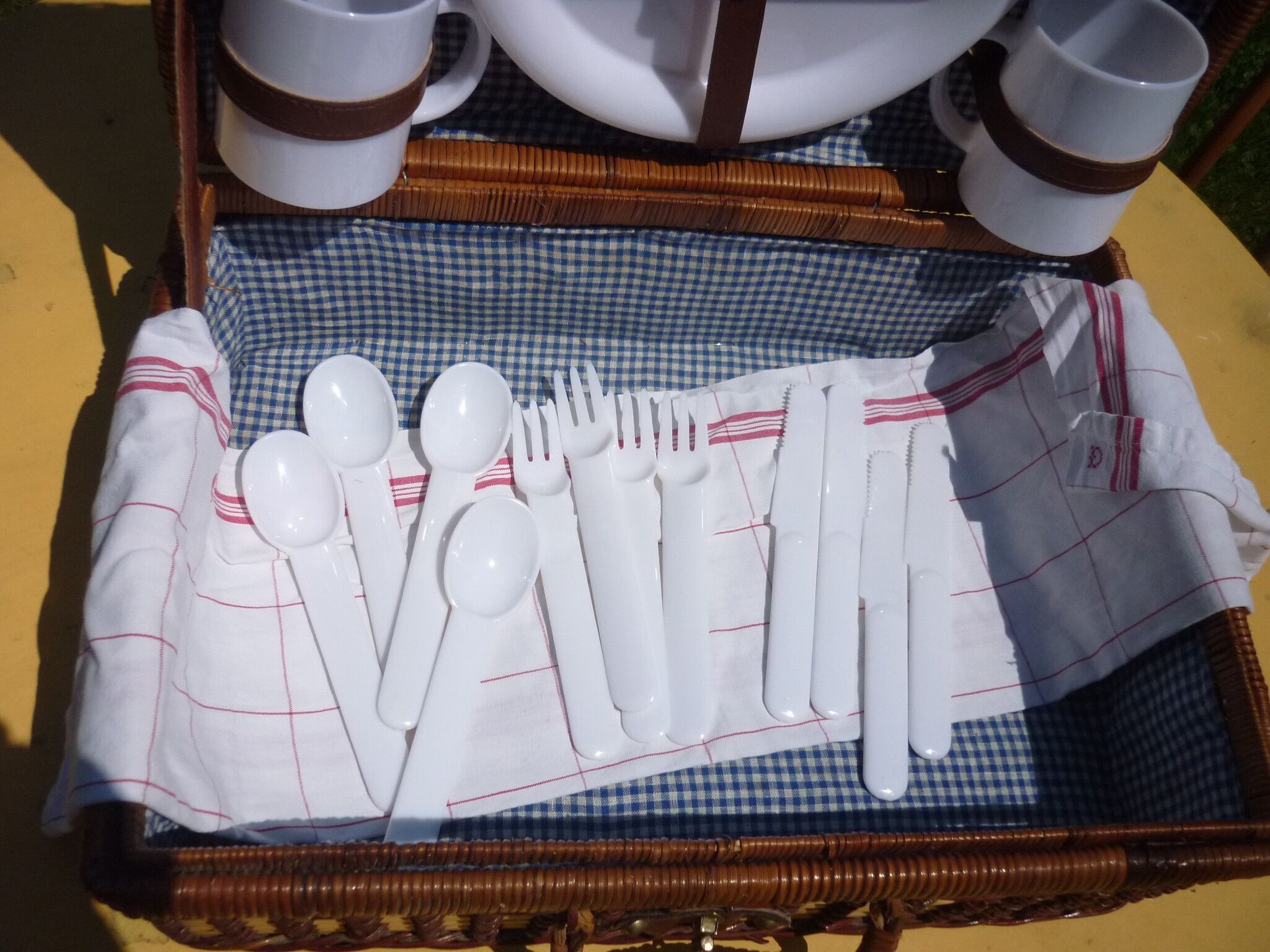 Wicker picnic basket