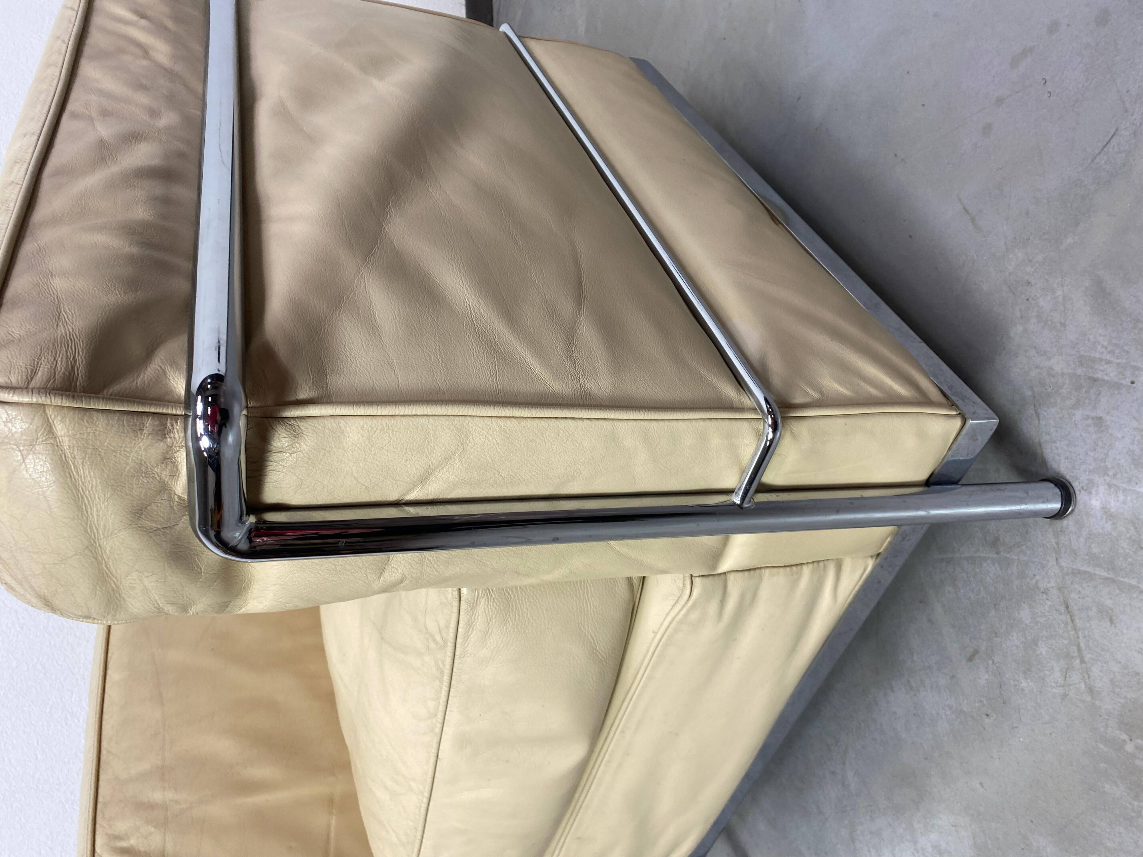 Fauteuils clubs en cuir blanc LC2 par Le Corbusier pour Cassina