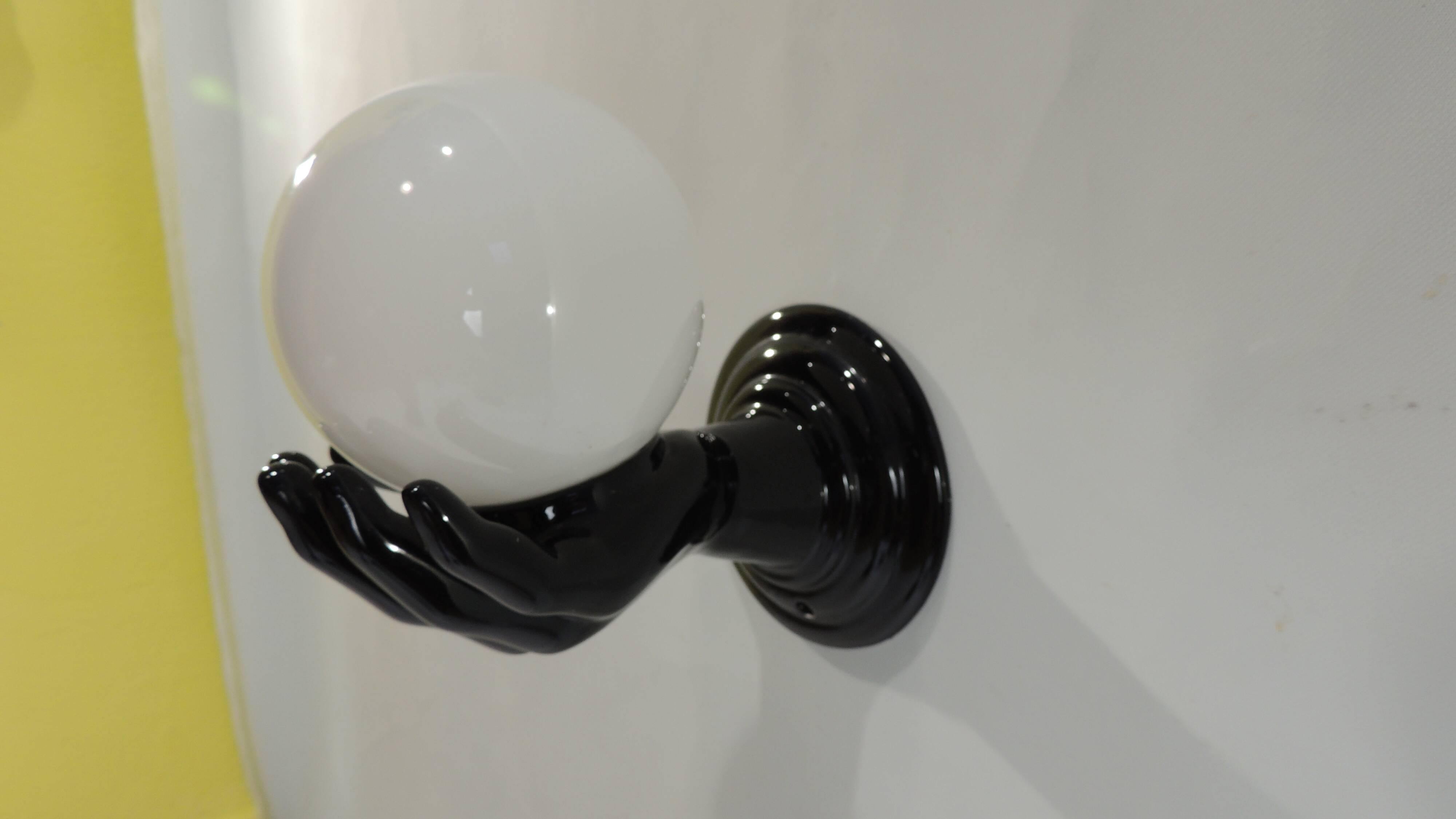 Paire d’appliques mains noires tenant un globe en opaline, années 70