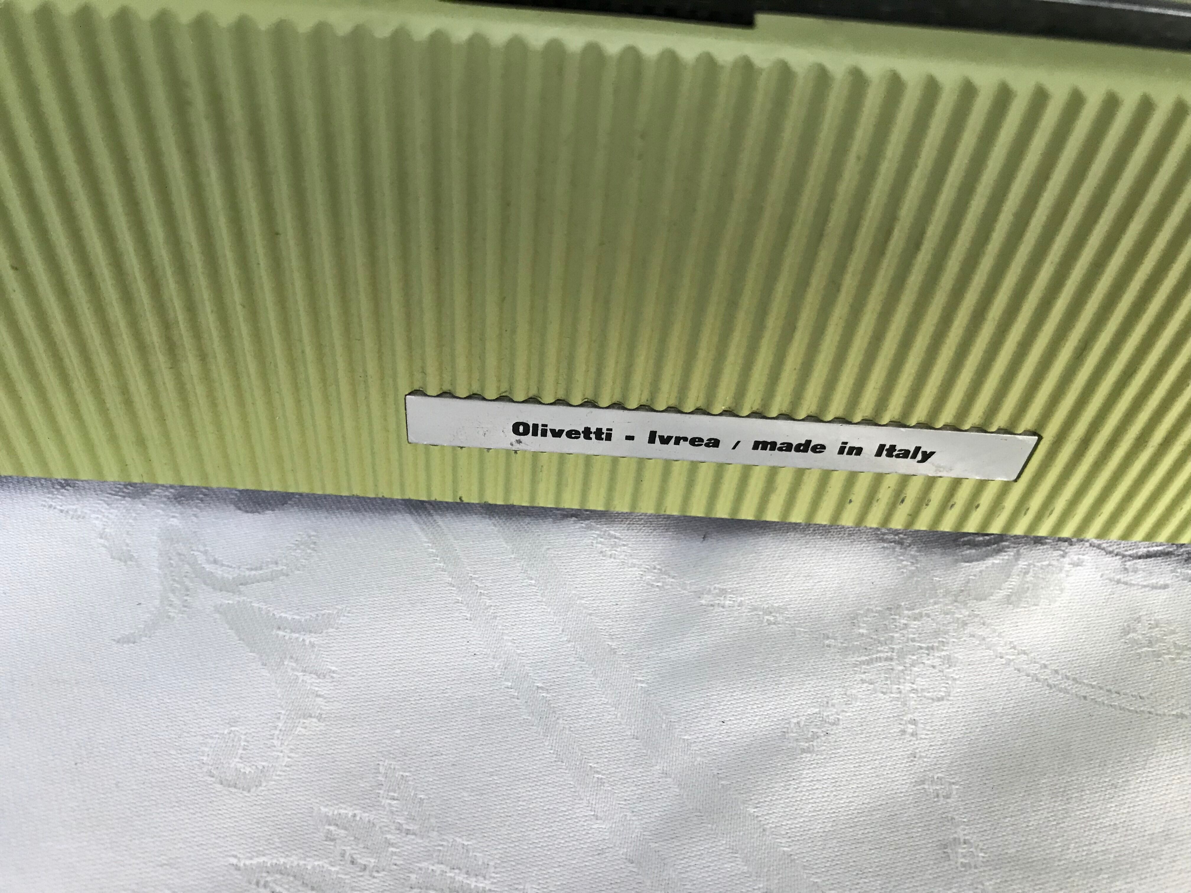 Typewriter olivetti lettera 32 green
