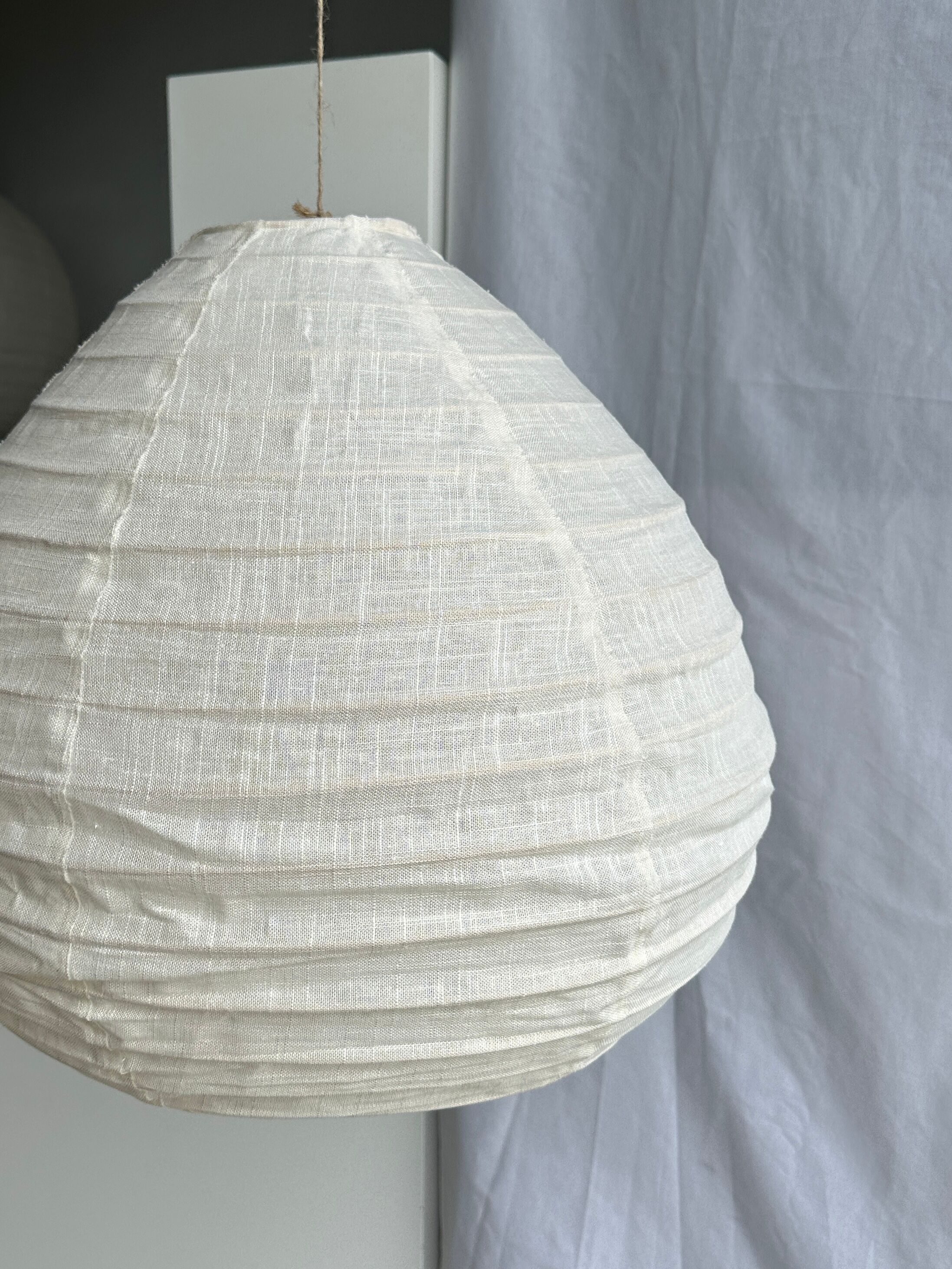 Suspension in rattan and natural japanese linen in the shape of a drop