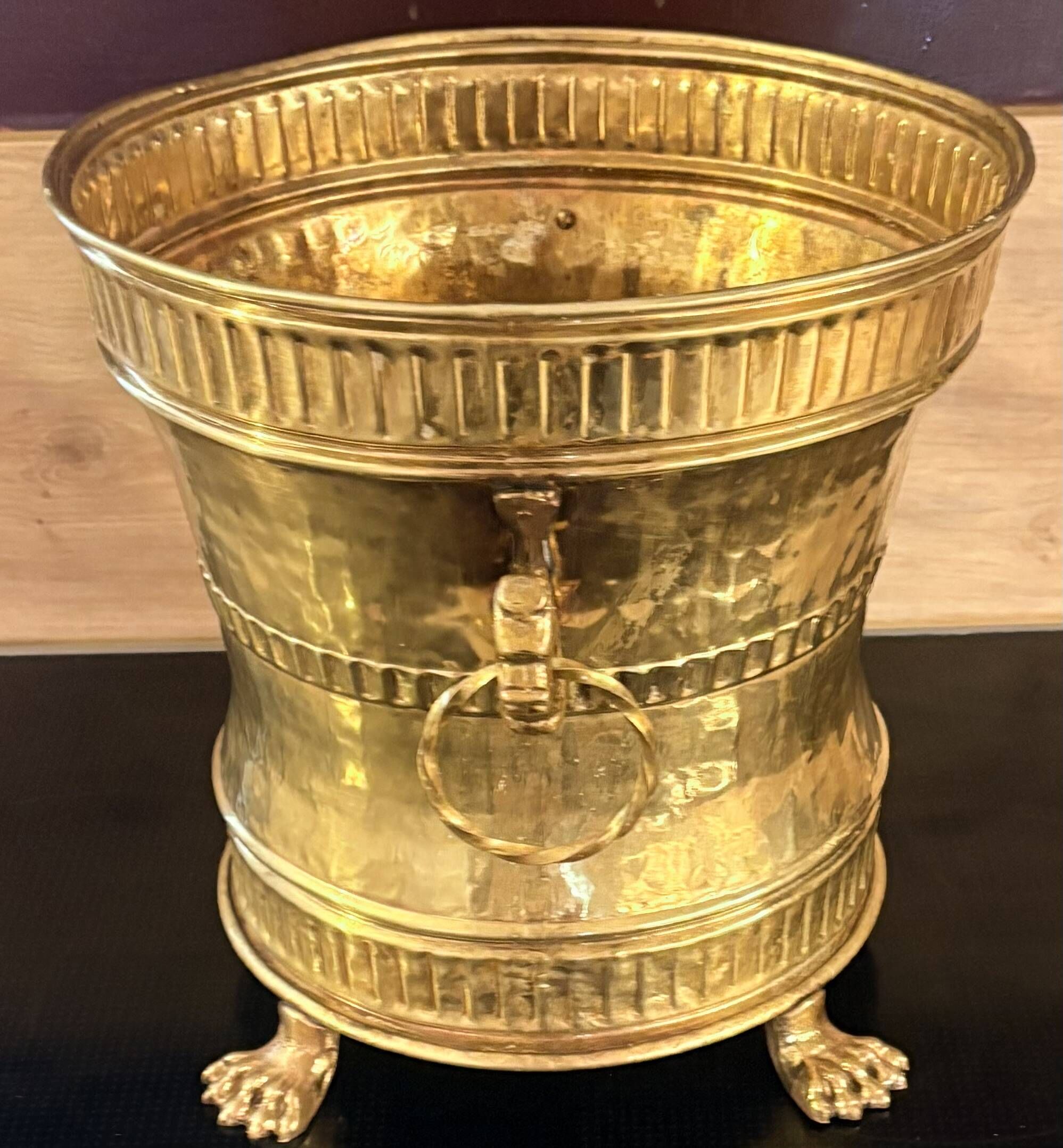 Vintage Planter / Flowerpot in Hammered Brass Mecap - Very good condition