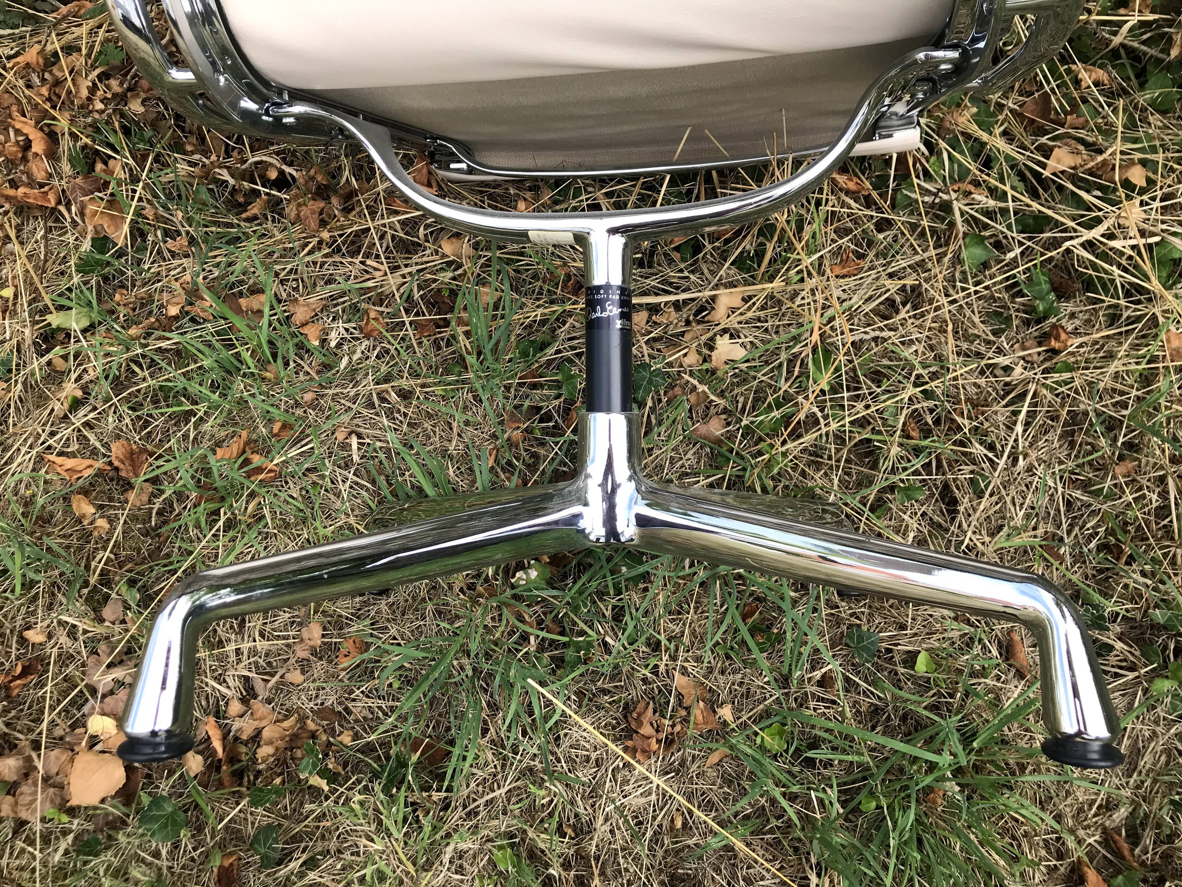 Design Soft Pad EA 208 Charles and Ray Eames office chair for Vitra 60s