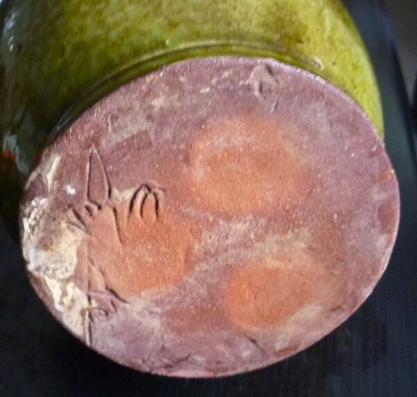 Pichet vase, terre cuite vernissée verte, épaisse, signature à identifier