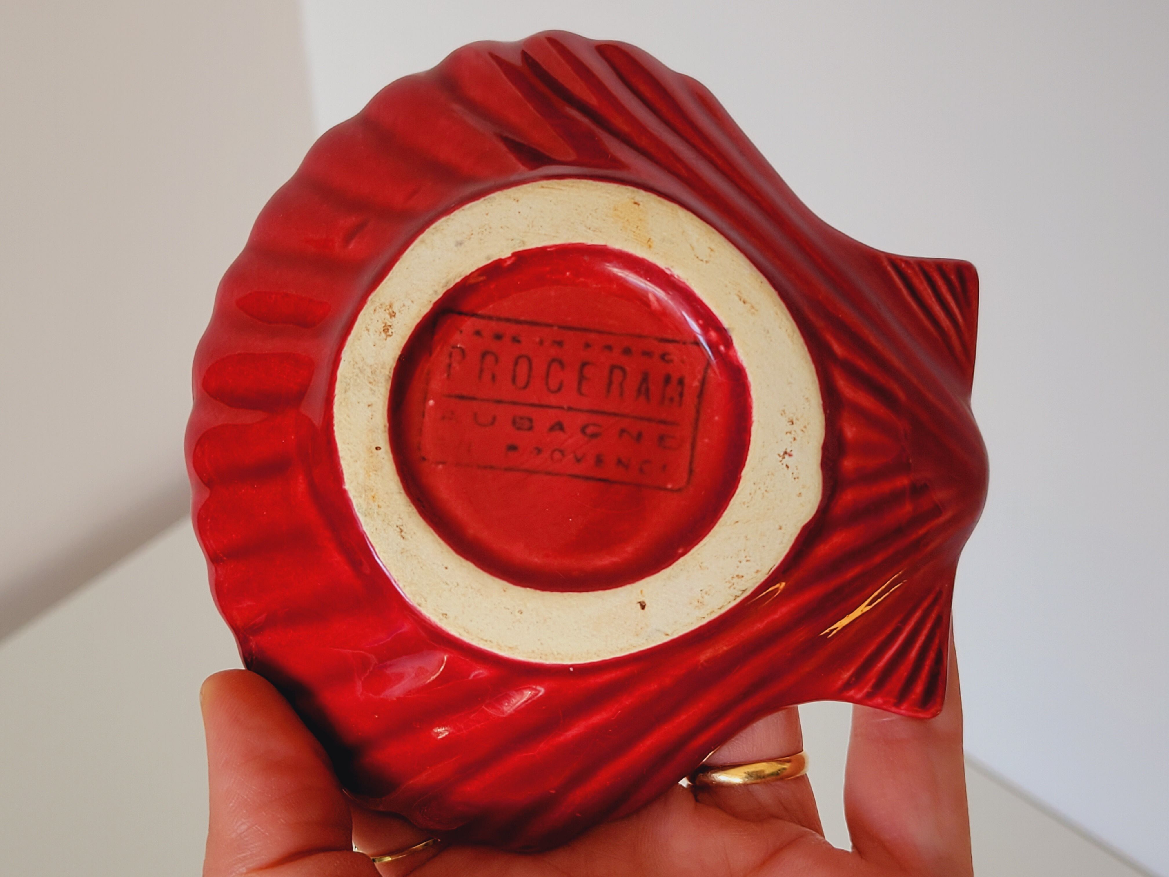 Proceram Aubagne service in red and gilded ceramic shell St Jacques 1950