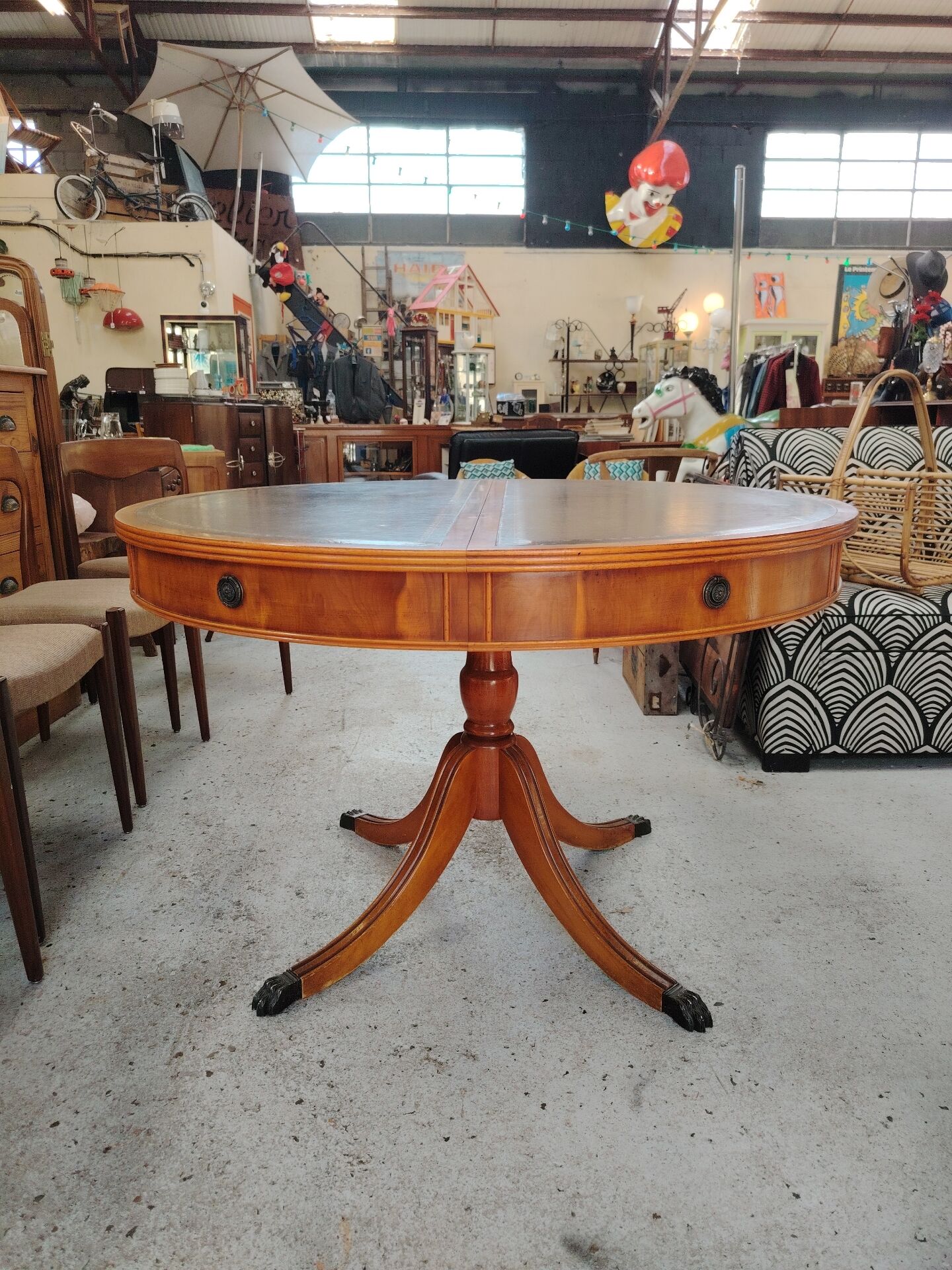 Round Regency dining table in mahogany and green leather with extensions - 20th century