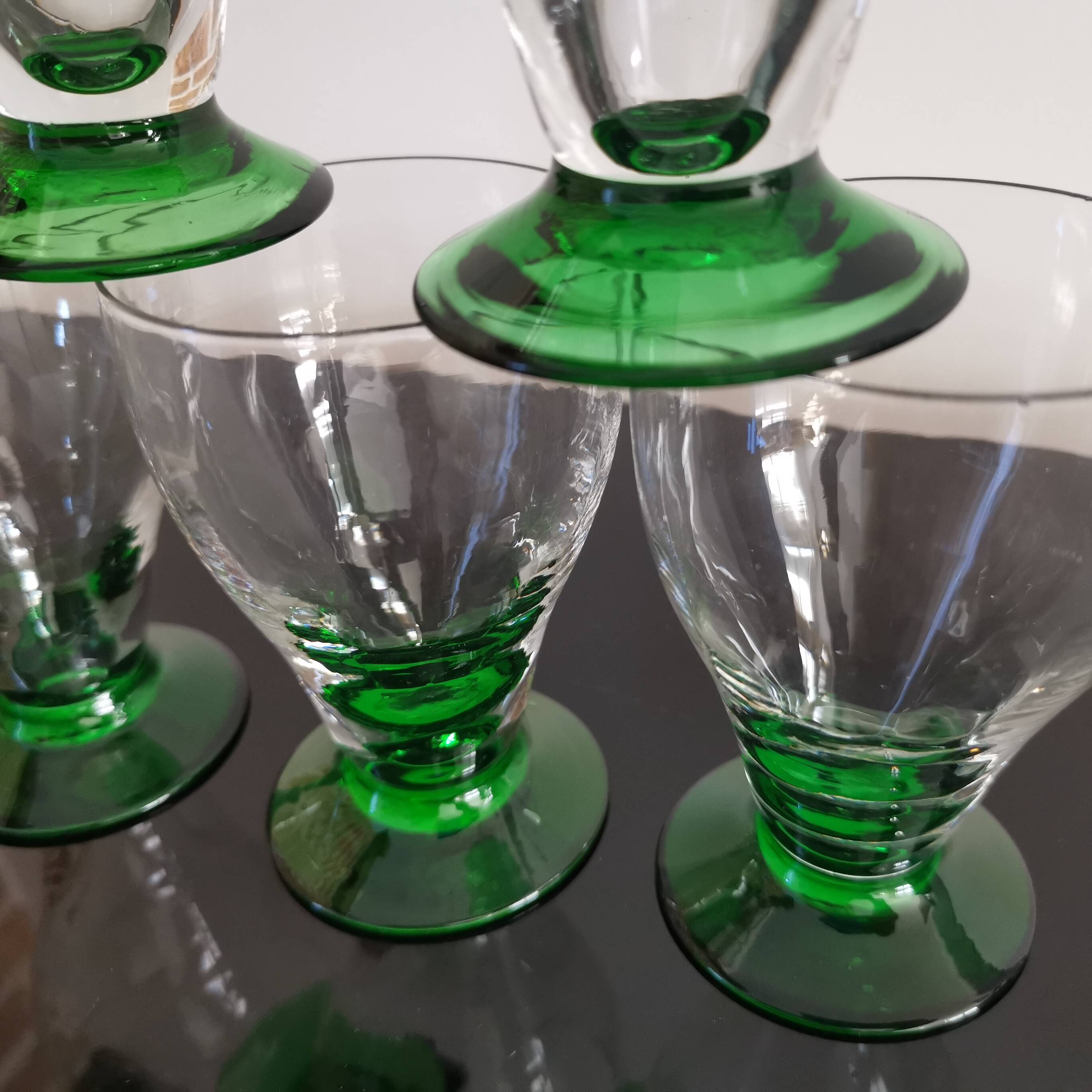 6 OLD COLORED GREEN STEMMED GLASSES FROM THE 1930S