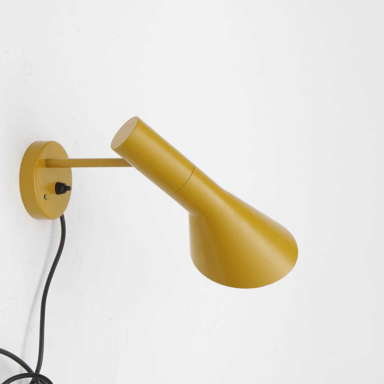 AJ wall lamp in yellow - Arne Jacobson