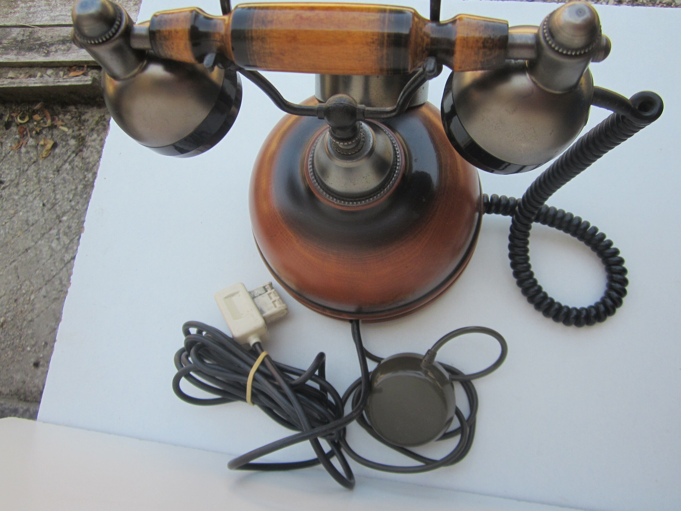 Reproduction of an old telephone in the early 1900s