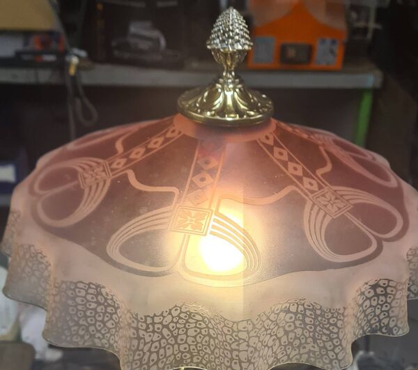 Lampe 1920 bronze abat-jour en verre teinté rose & gravé à l'acide art nouveau 63x30