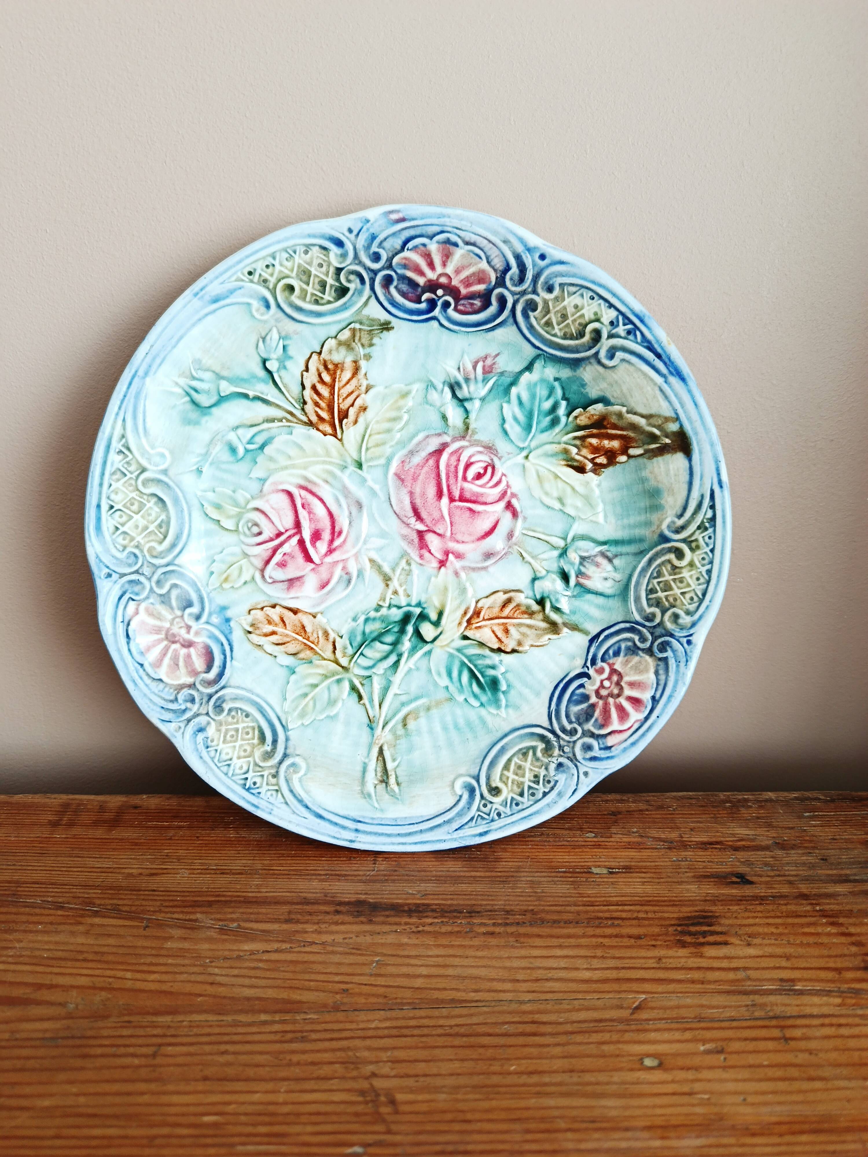 Assiette en barbotine, majolique Wasmuel décor roses