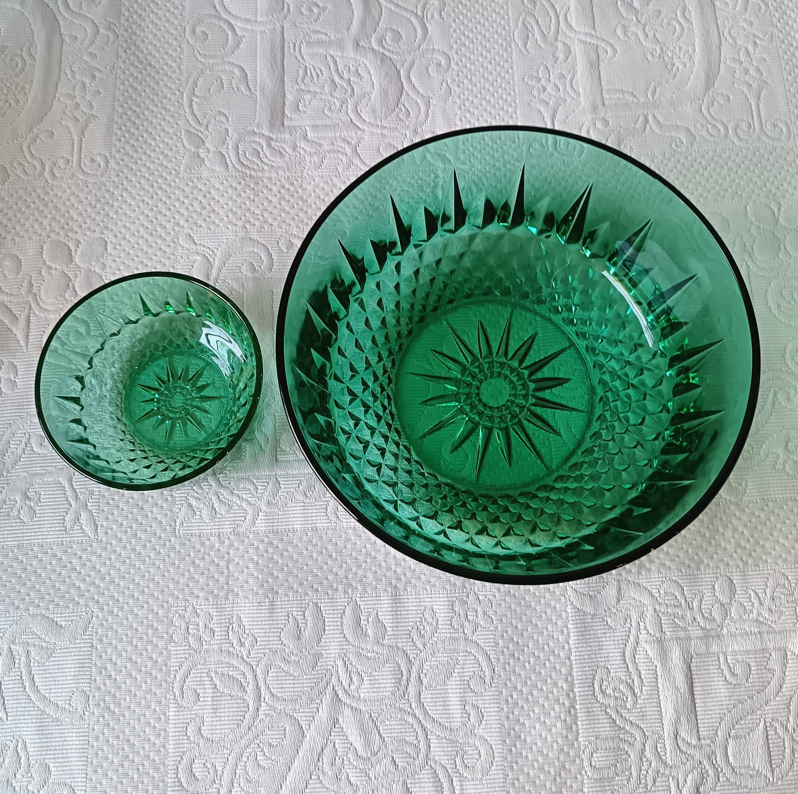 Emerald green dessert service, salad bowl and 8 Arcoroc bowls.