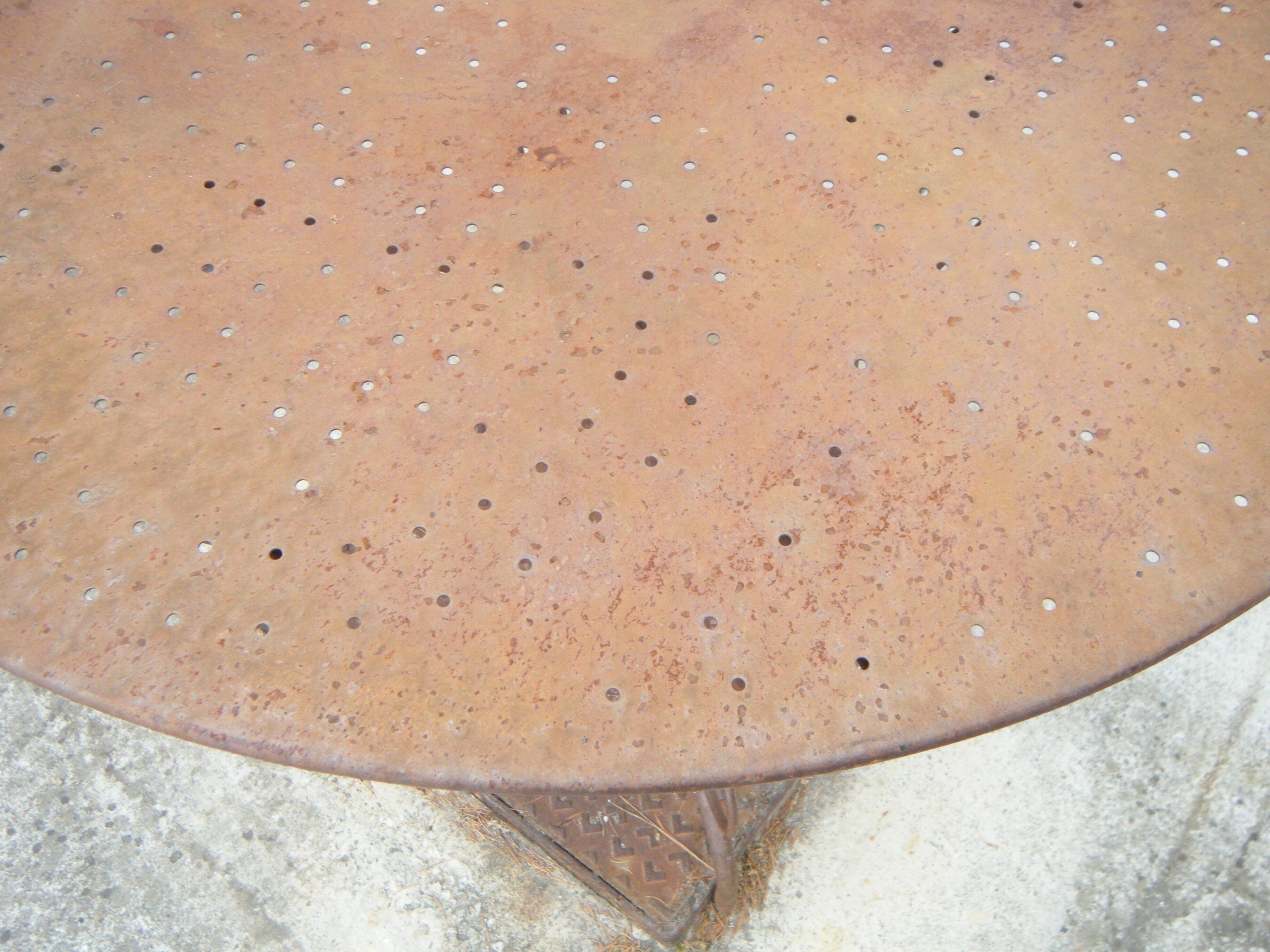 Round metal garden table