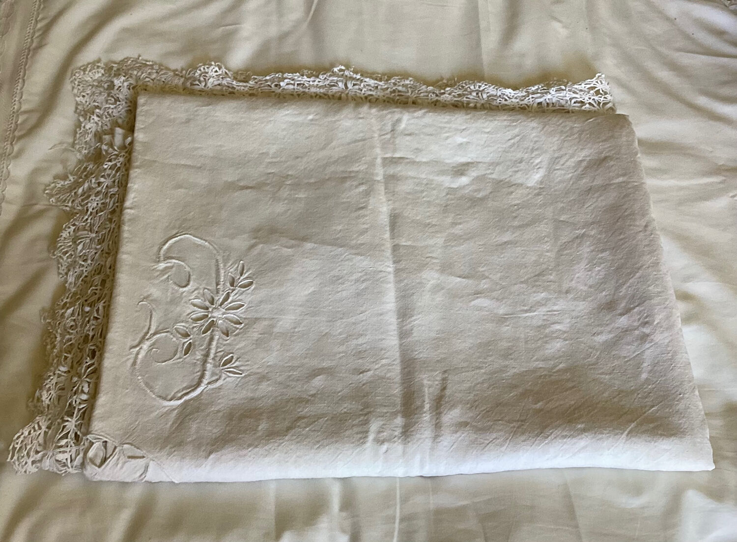 Ancien drap brodé monogramme CA