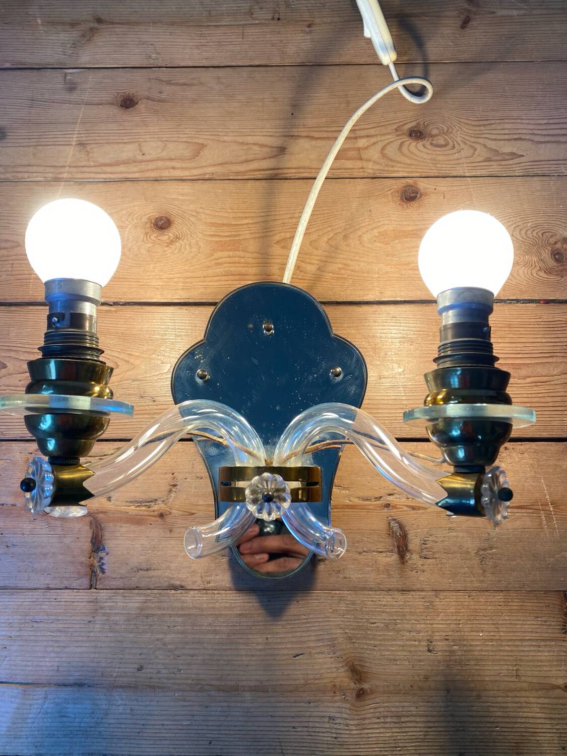 Applique murale ancienne en laiton et verre cristal