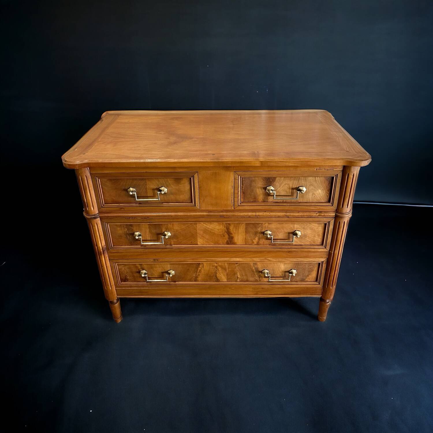 Commode de style Louis XVI en merisier
