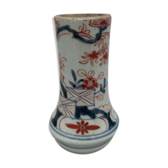 Vase imari XIX eme forme tube a decor blanc bleu et rouge