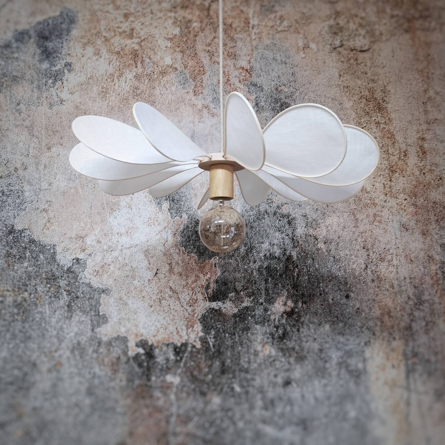 12-blade propeller suspension in rattan and white linen