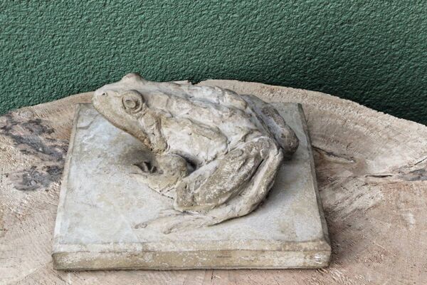 Grenouille en ciment, signée A. Picot