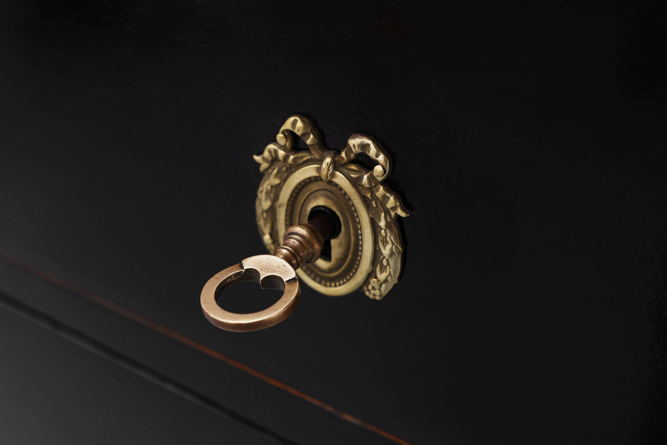 20th Century Louis XV-Style Black Lacquered Chest of Drawers with brass Mou