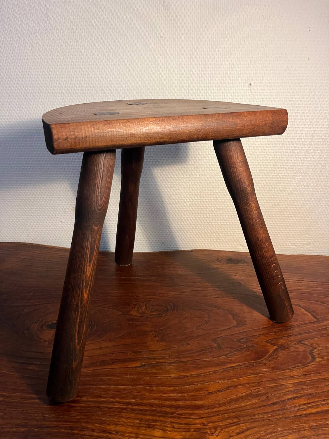 Tabouret tripode en bois