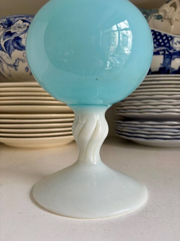 Vase en opaline blanche et bleu ciel