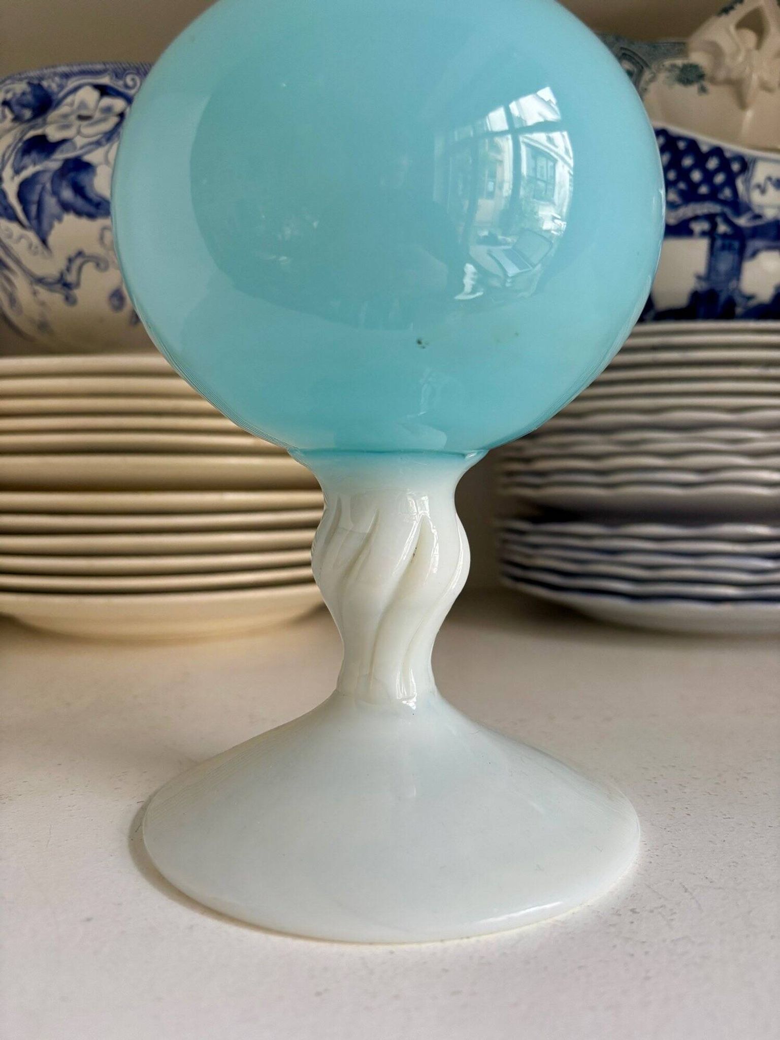Vase en opaline blanche et bleu ciel