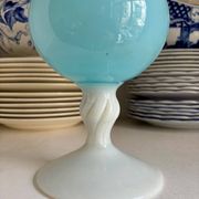 Vase en opaline blanche et bleu ciel