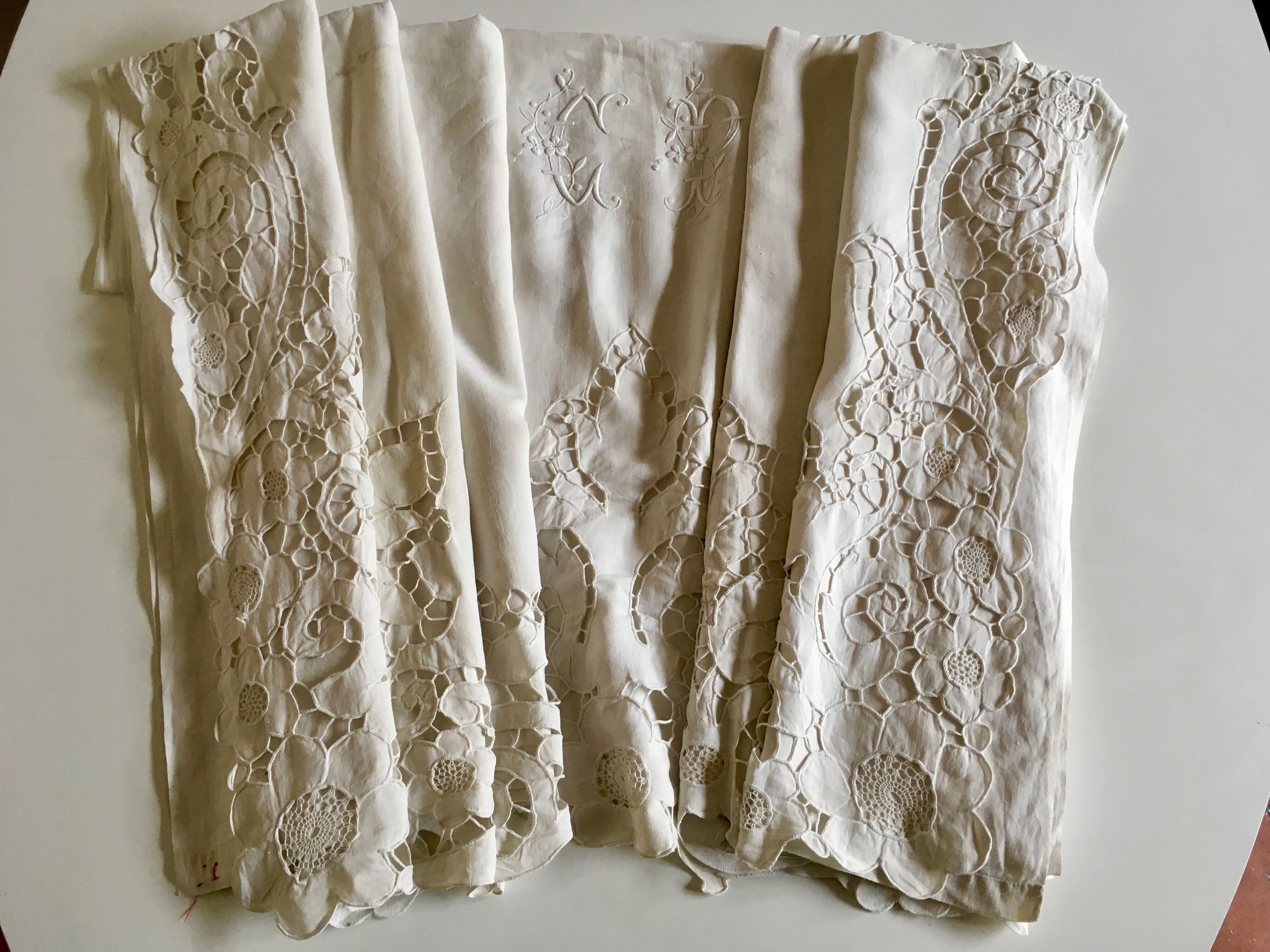 Cloth of linen embroidered setback richelieu figure cp thread Castle