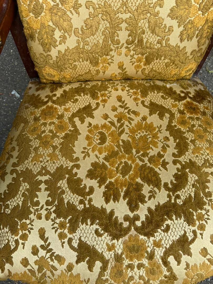 Fauteuil voltaire style Louis XV en bois massif et velours fleuri jaune