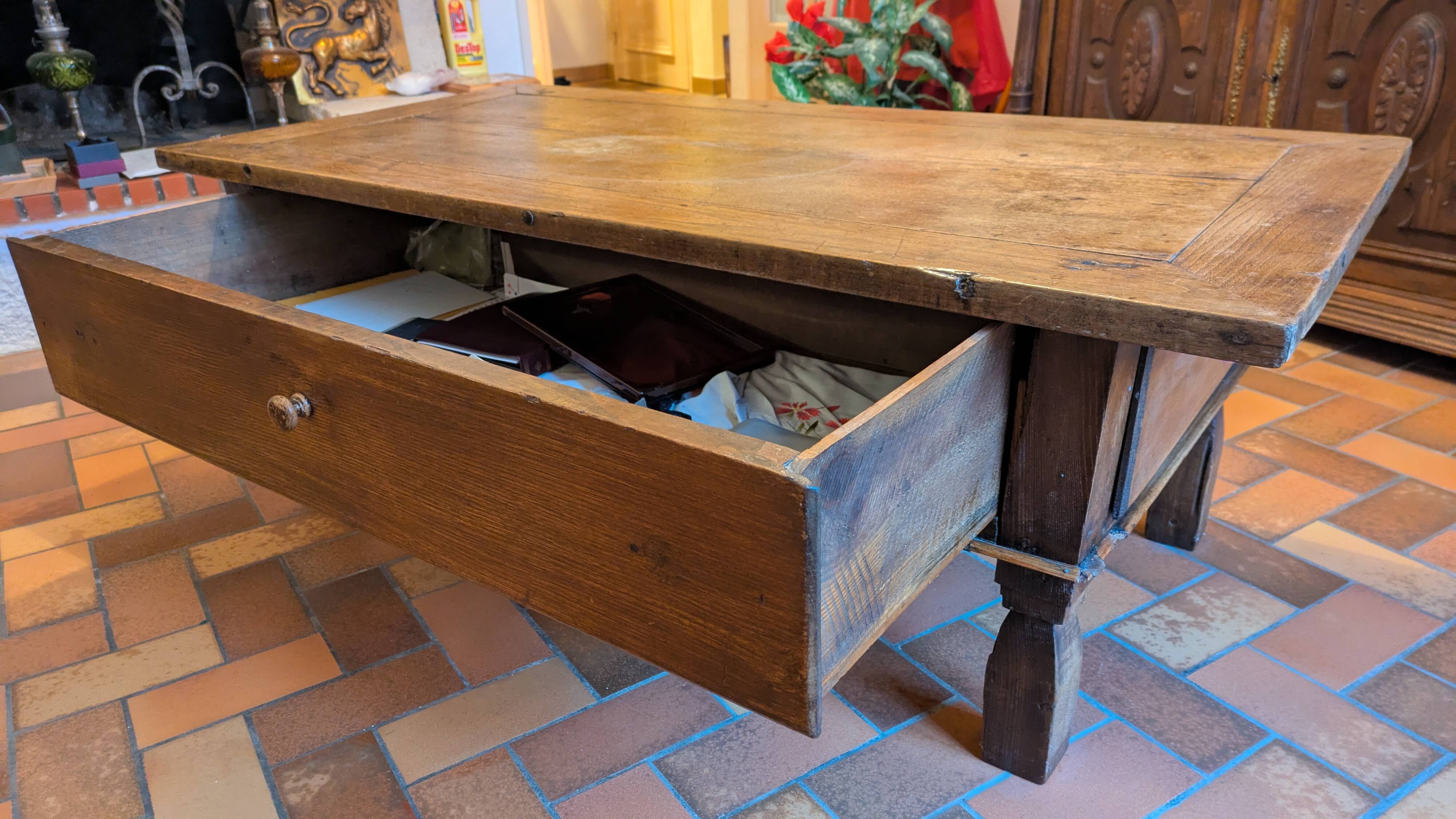Solid oak coffee table in the style of a maie.