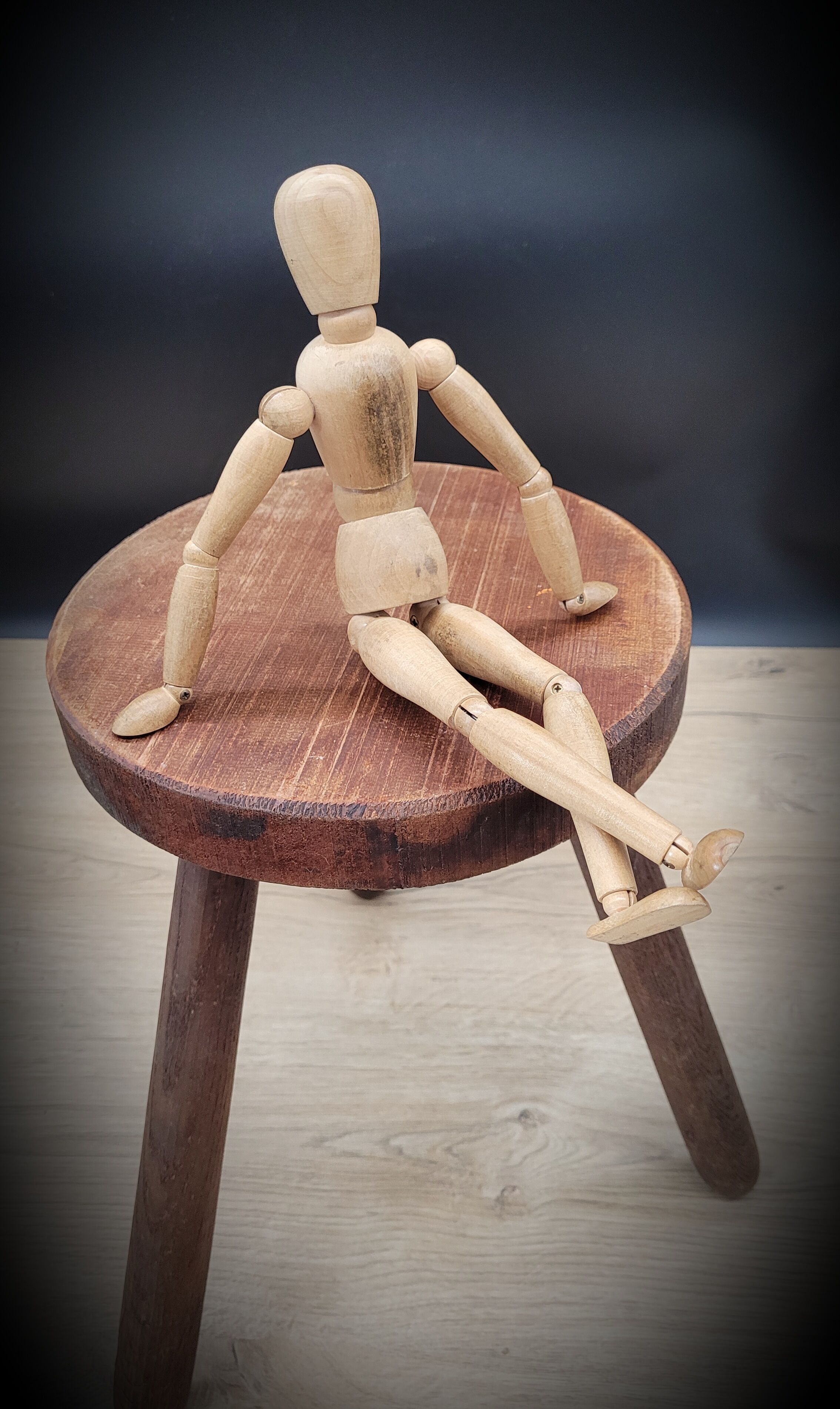 Round tripod stool cowherd