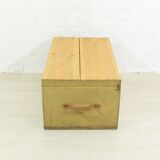 Malle en bois massif antique