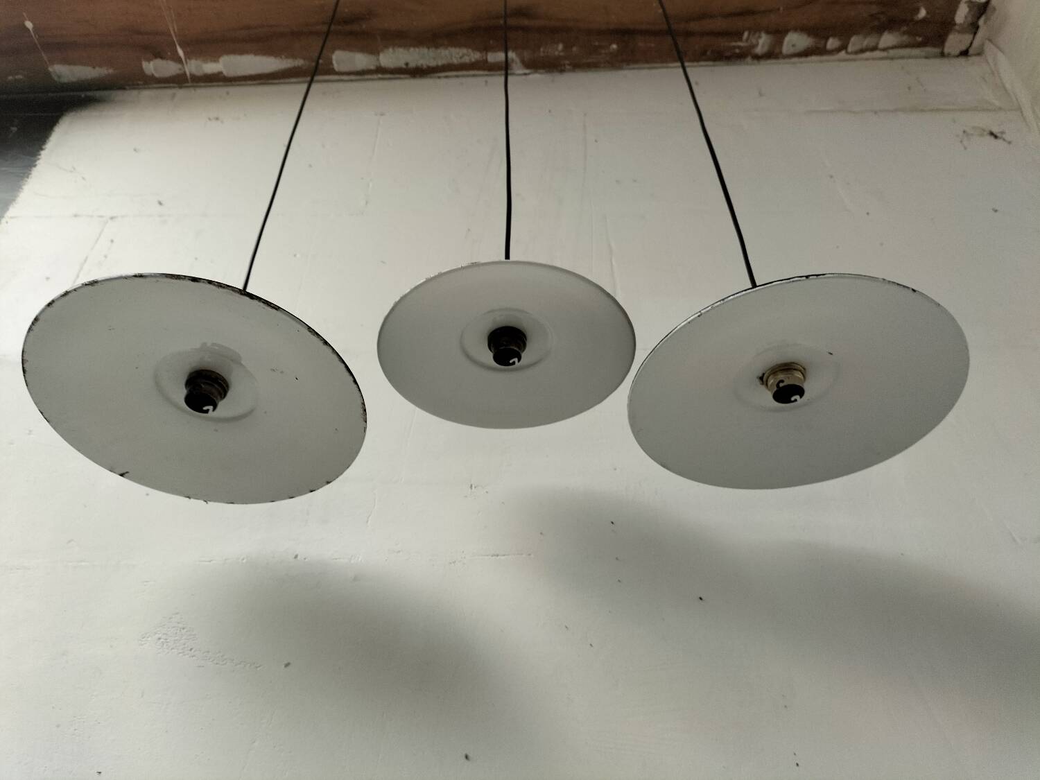Enamelled sheet metal suspensions