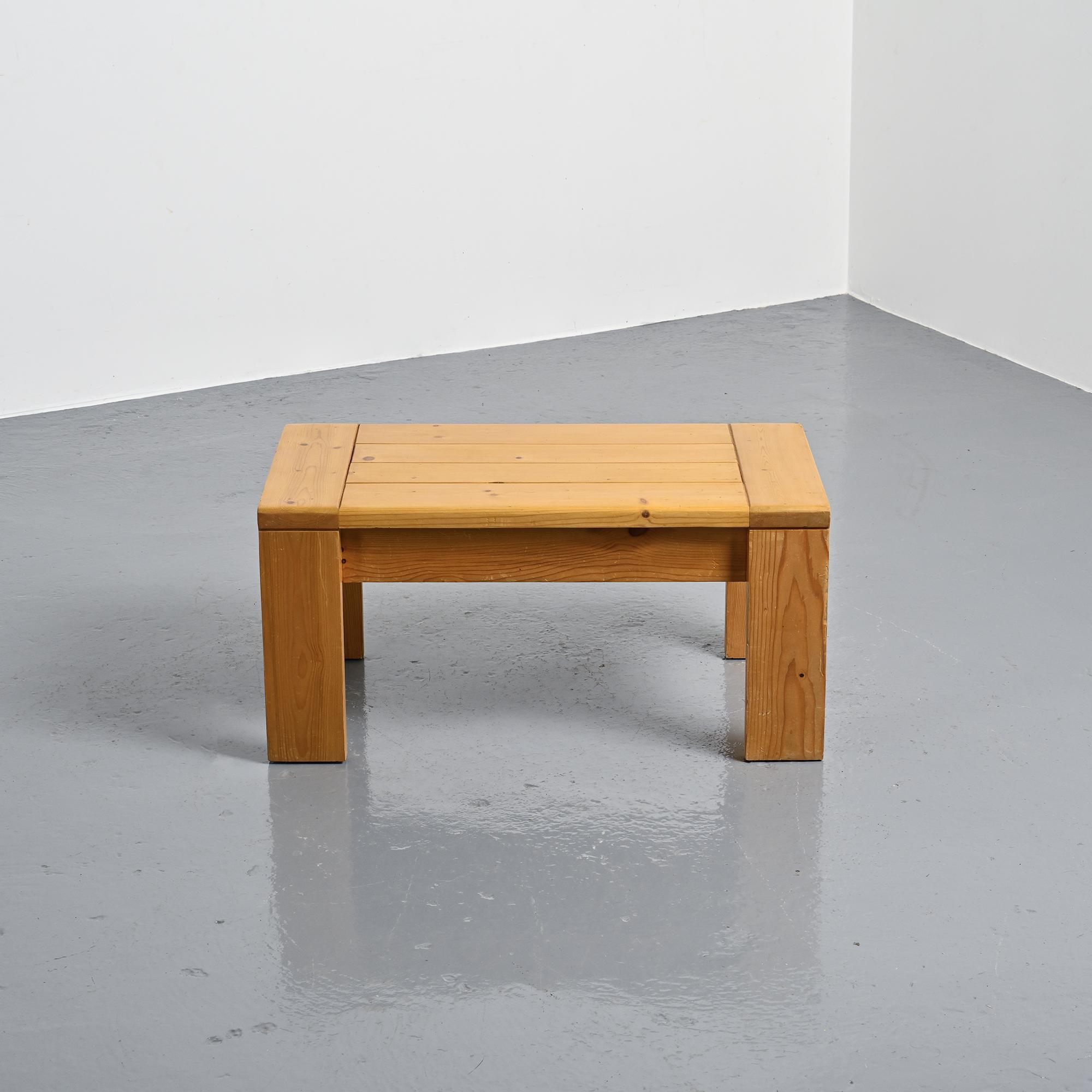 Table basse en pin Les Arcs, circa 1970