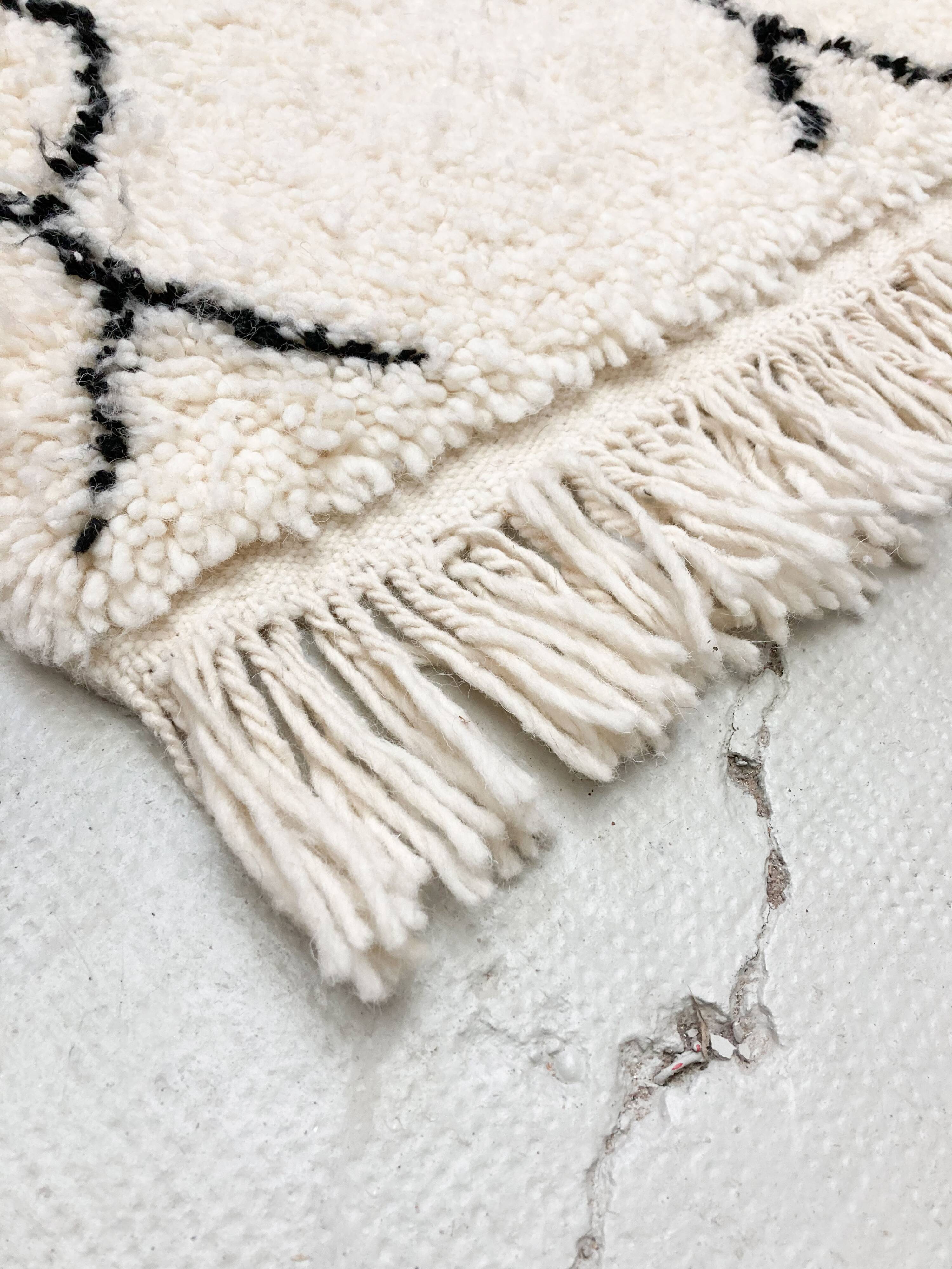 Moroccan Berber carpet Beni Ouarain with black patterns 2.60x1.60m