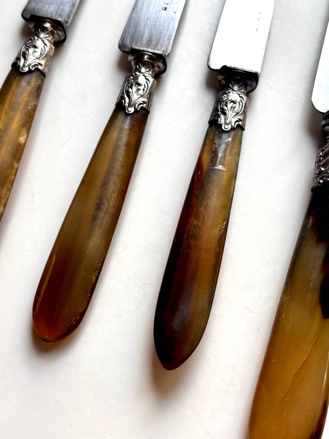 18 Wiskemann table knives in horn