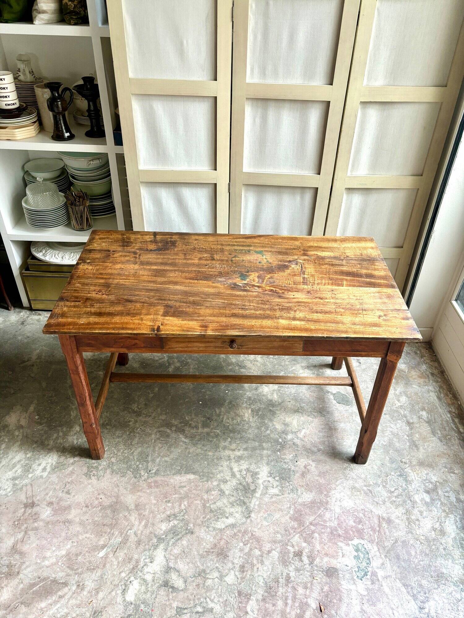 Table de ferme en bois foncé 1 tiroir