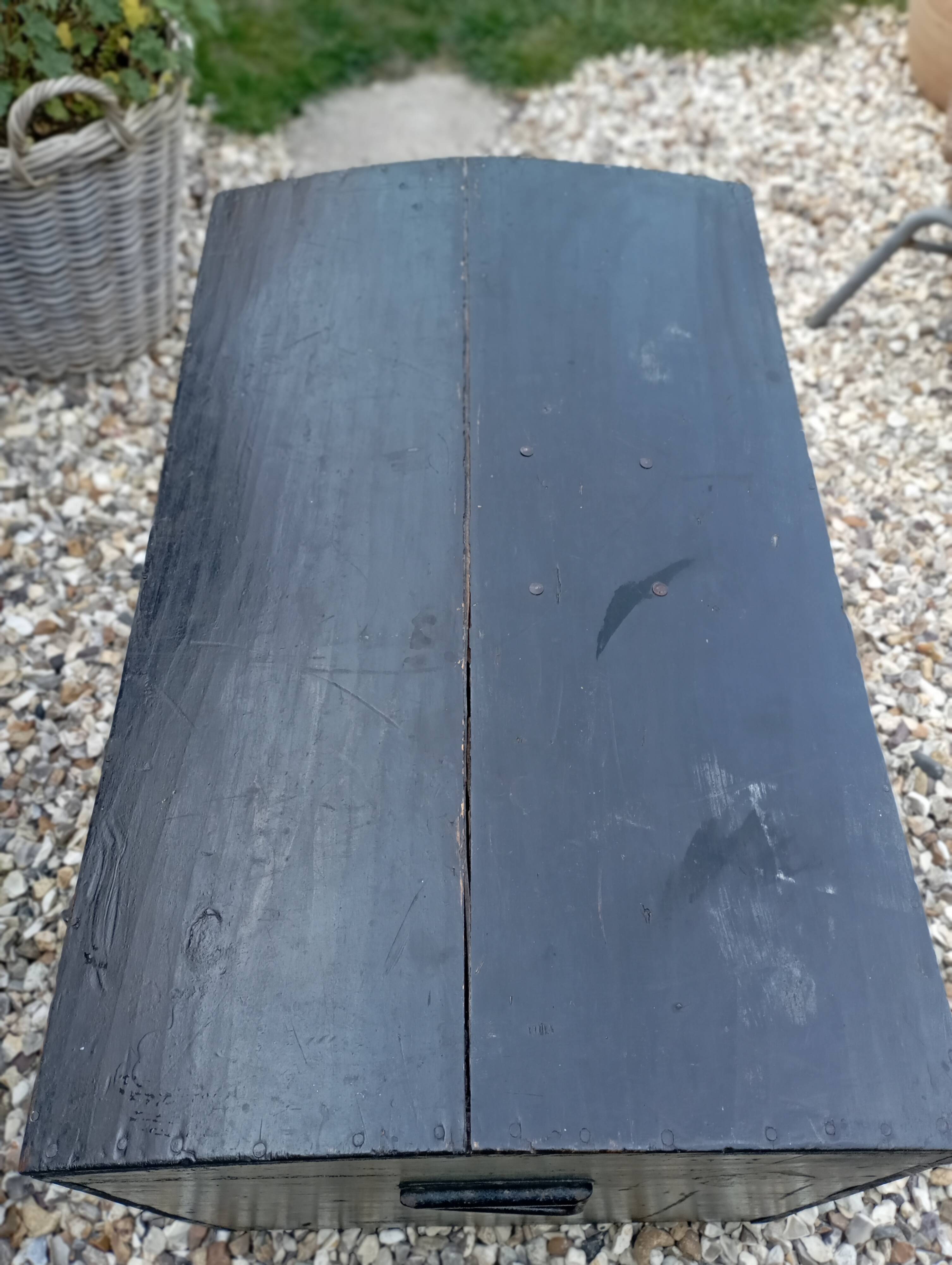 Coffre en bois peint