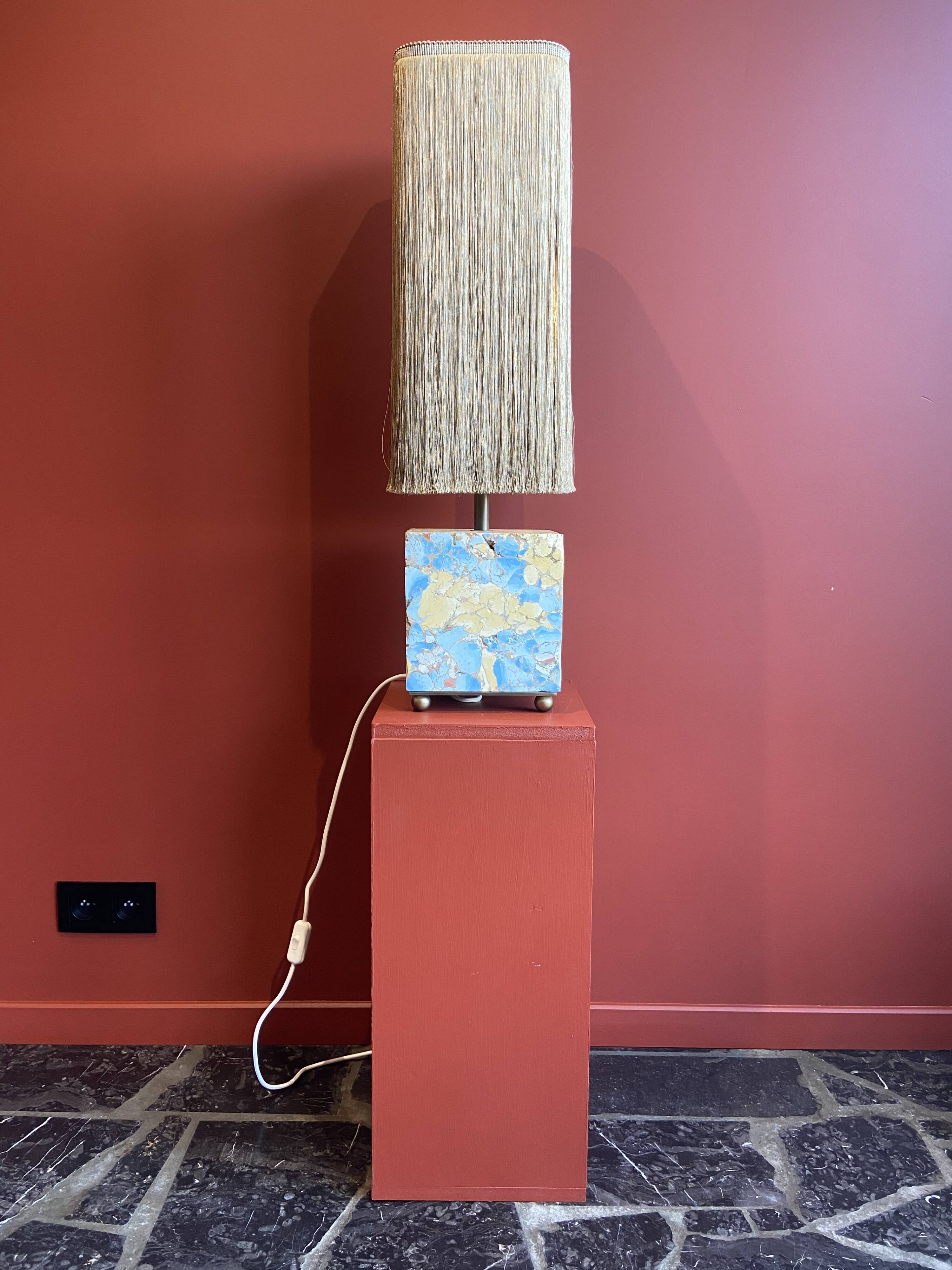 Base stuck blue beige marble-plaster, fringed lampshade Houles, 21st century.