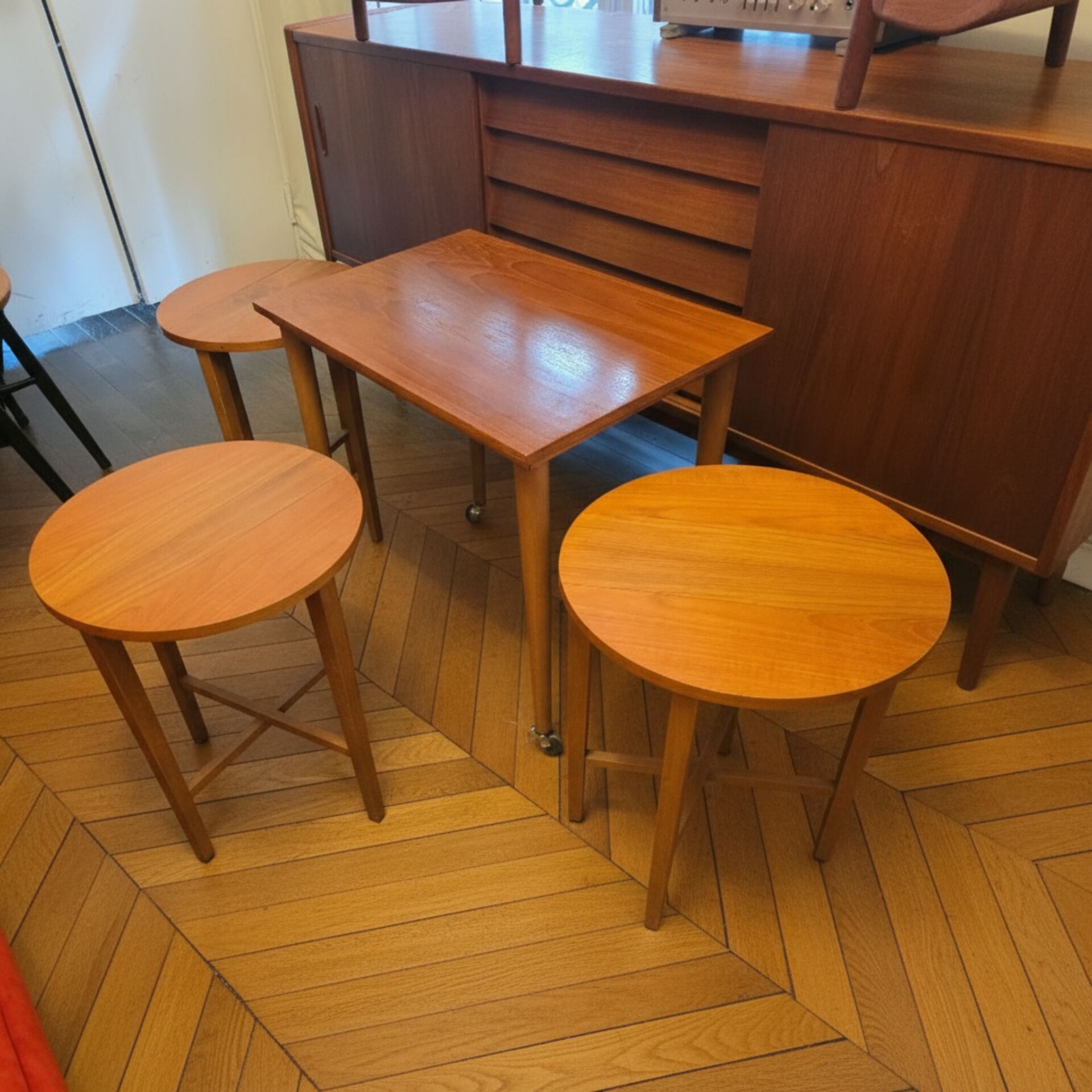 Modular nesting coffee table with 4 integrated stools – Poul Hundeva