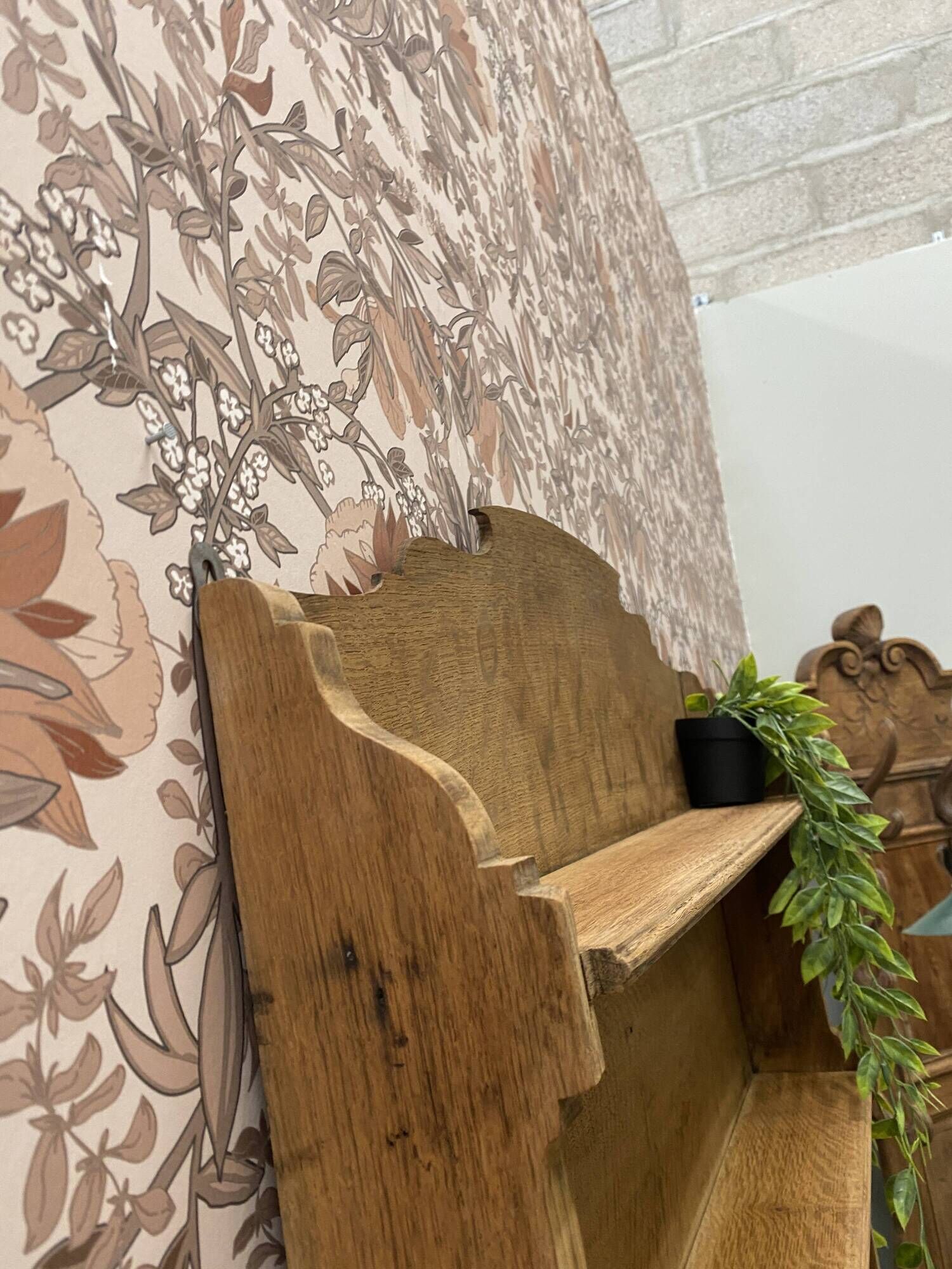 Wall shelf in oak