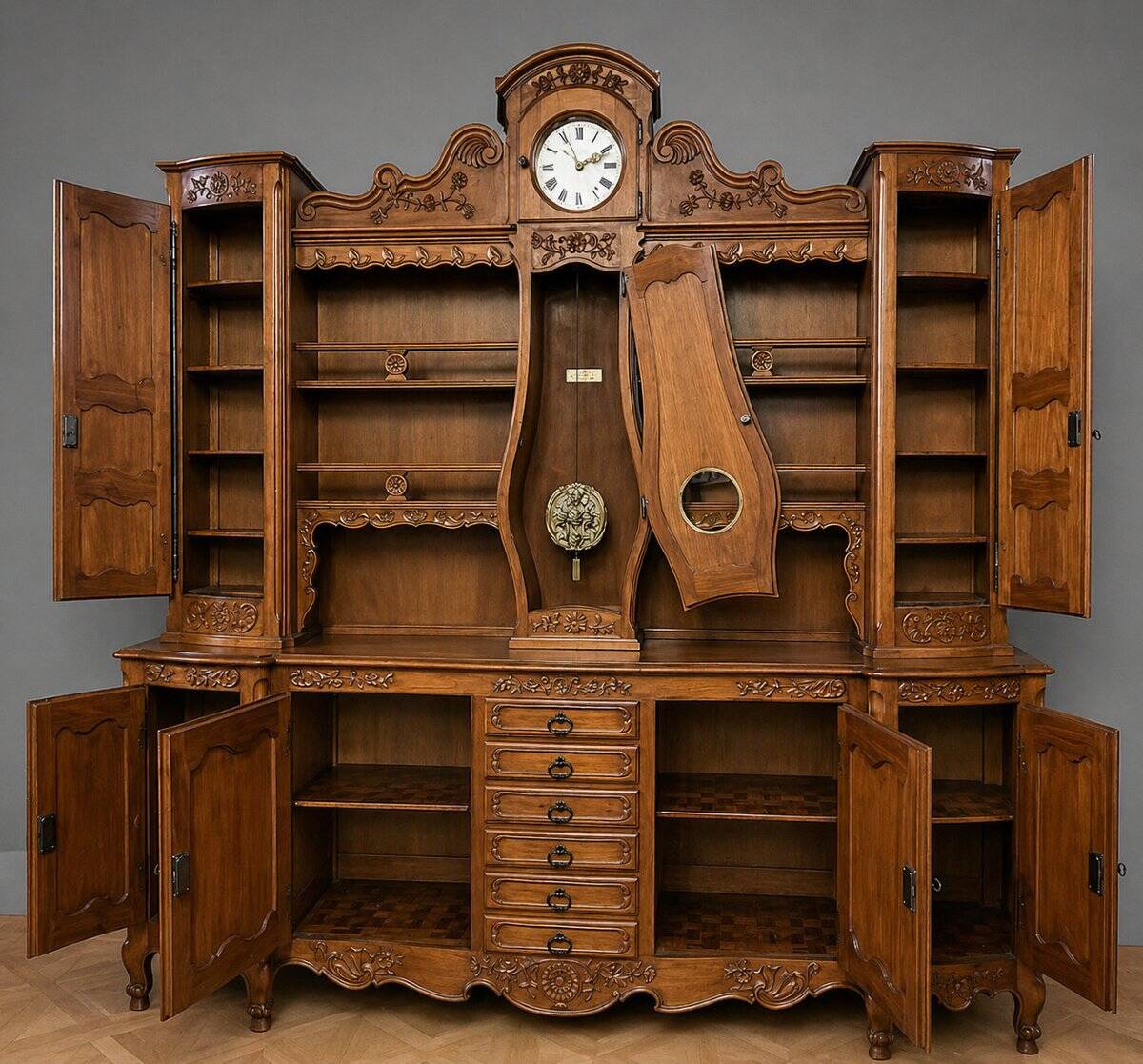 Important buffet deux-corps Louis XV galbé en merisier avec horloge intégré